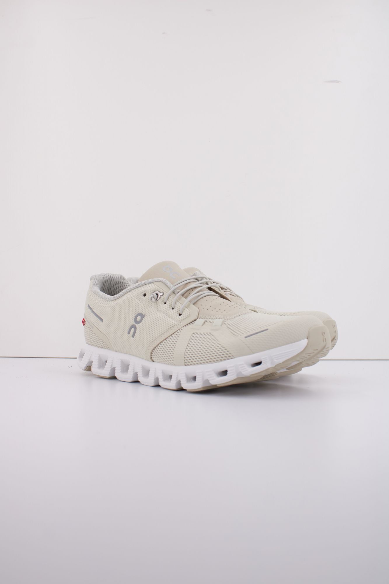 ON RUNNING CLOUD 5 M en color MARRON CLARO (2)
