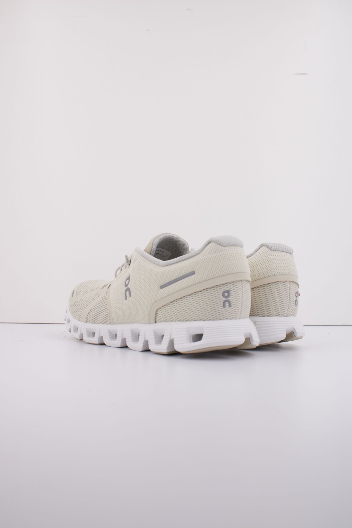 ON RUNNING CLOUD 5 M en color MARRON CLARO (4)