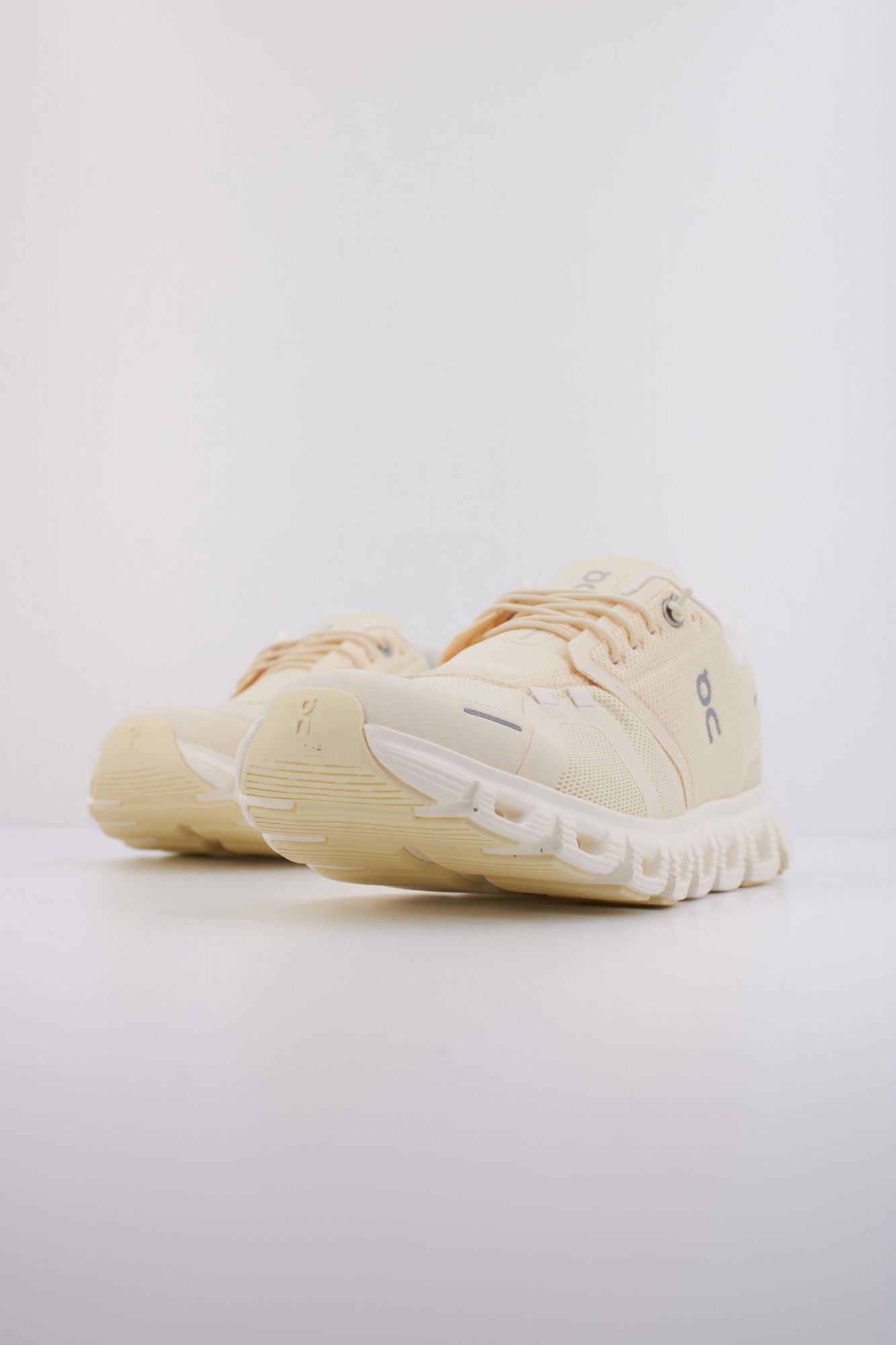 ON RUNNING CLOUD 6 en color AMARILLO (2)