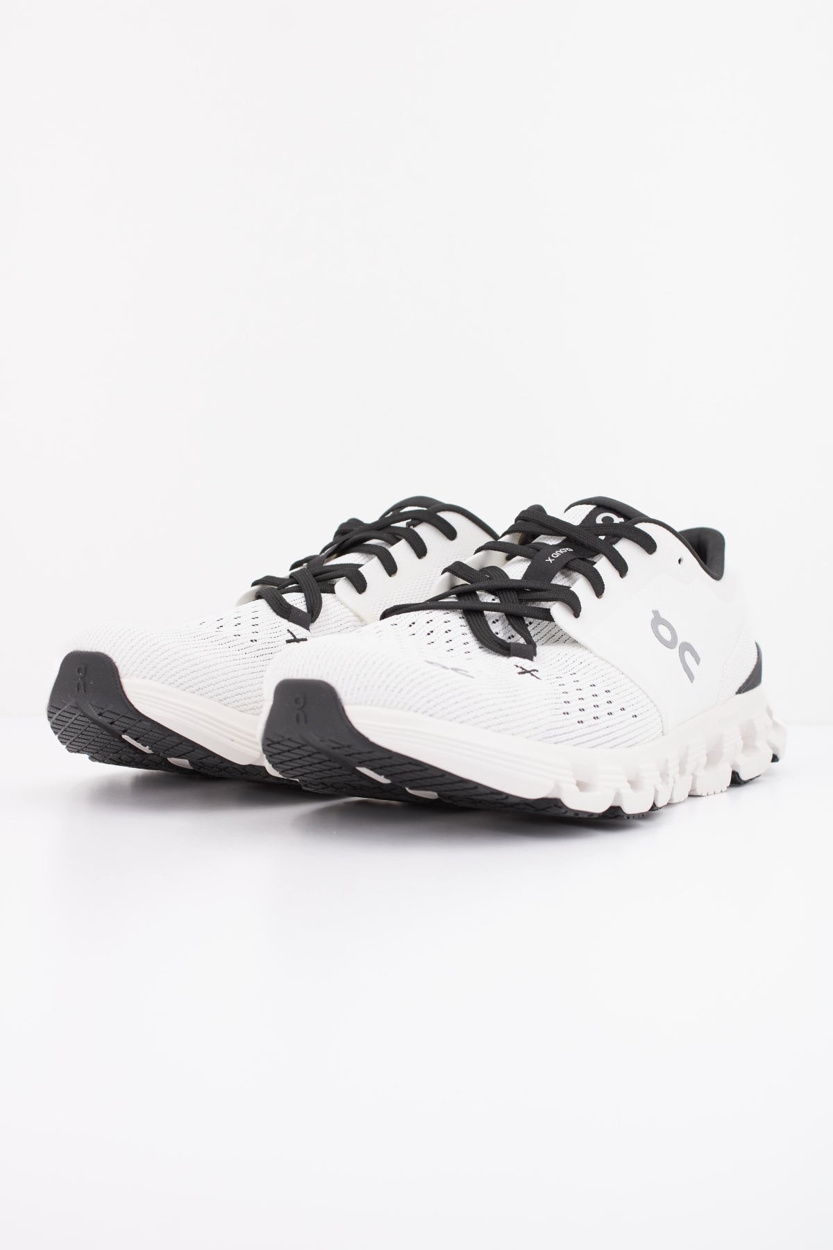 ON RUNNING CLOUD X M en color BLANCO (2)