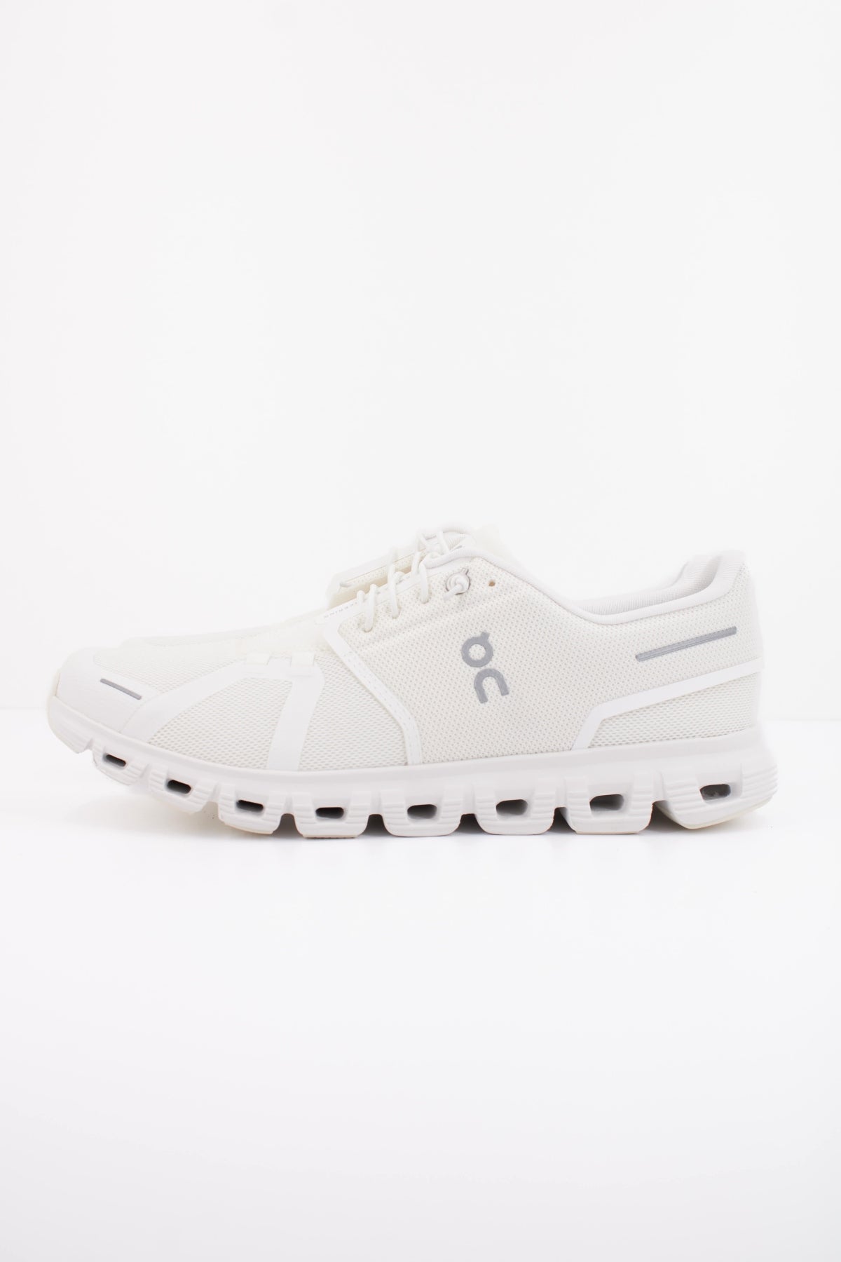 ON RUNNING CLOUD 6 M en color BLANCO (1)