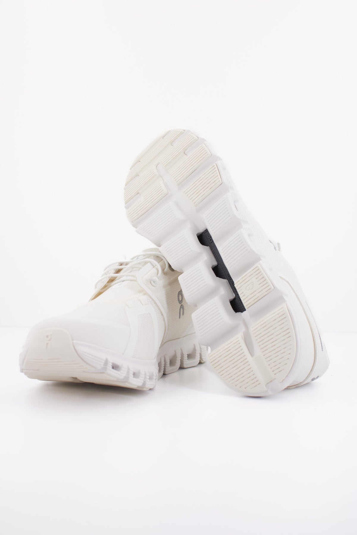 ON RUNNING CLOUD 6 M en color BLANCO (5)