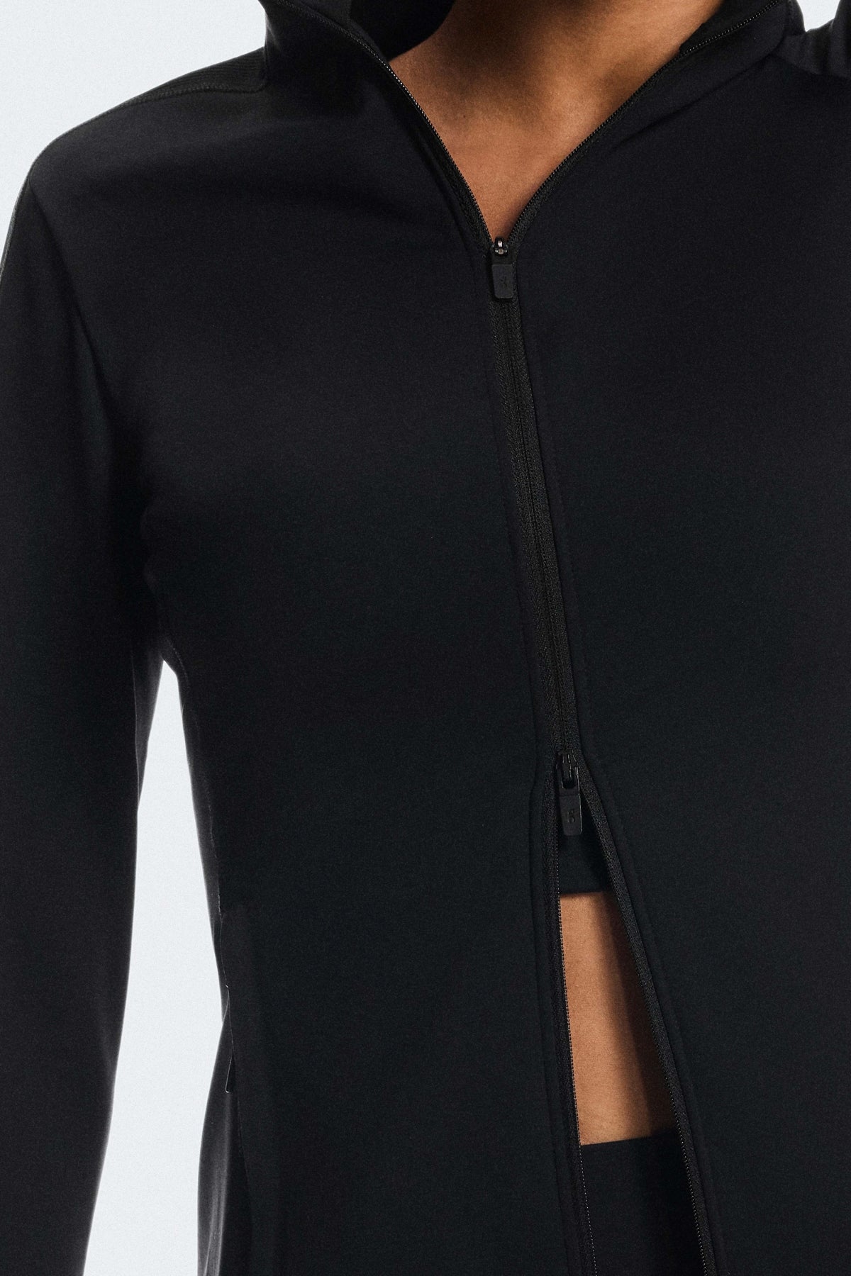 ON RUNNING STUDIO JACKET W en color NEGRO (3)