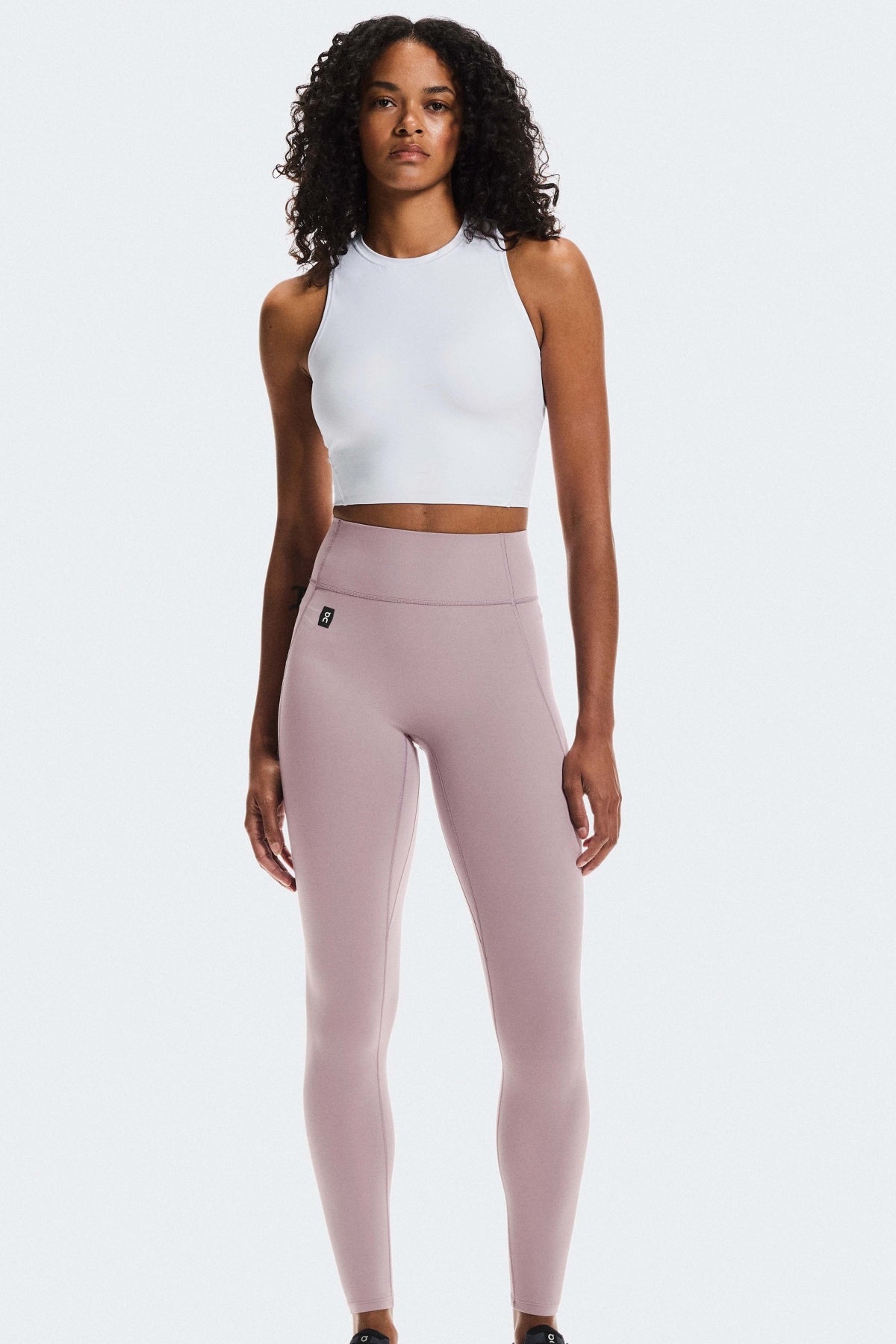 ON RUNNING STUDIO TIGHTS 7/8 W en color VIOLETA (1)