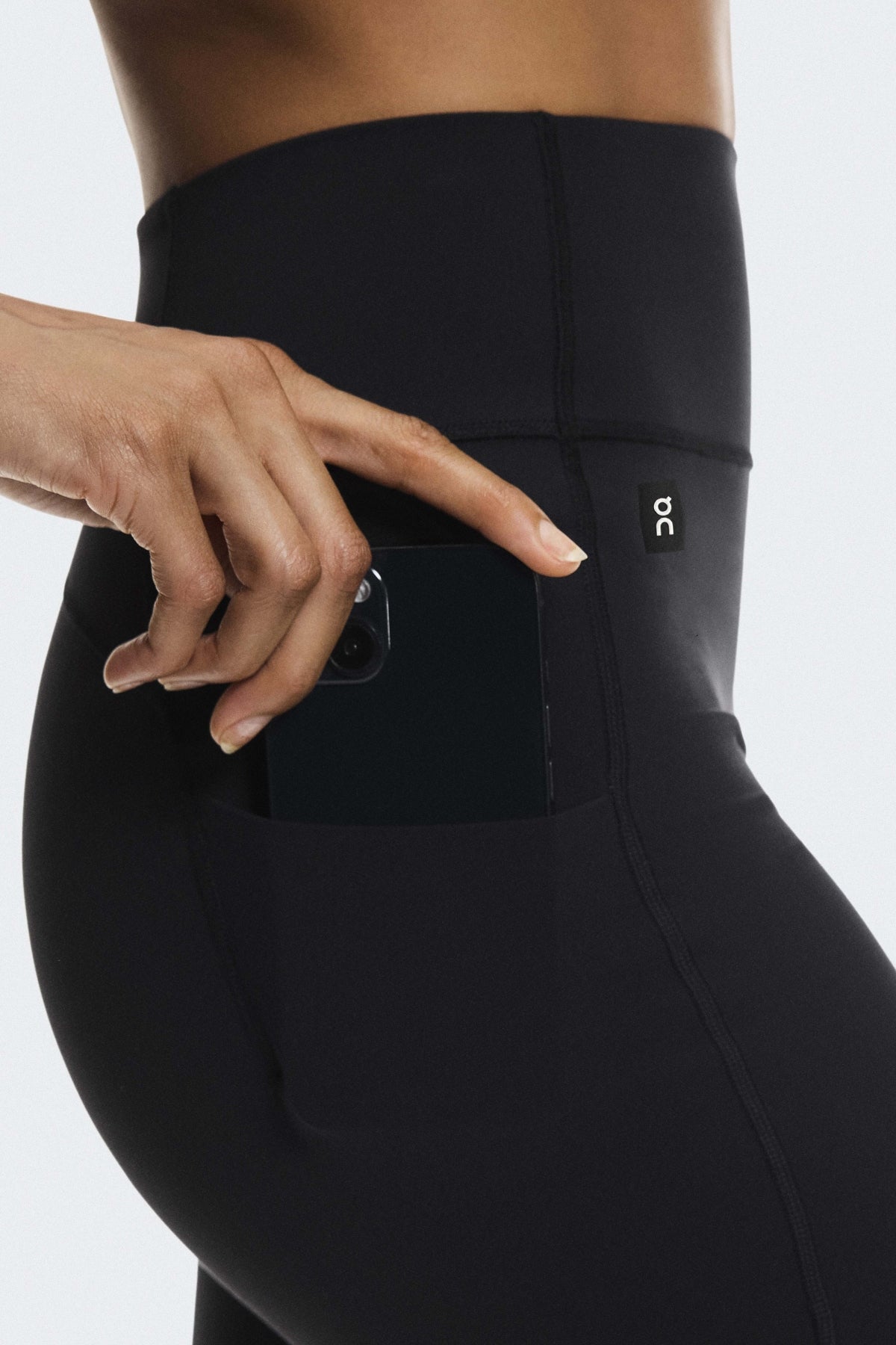 ON RUNNING STUDIO TIGHTS SHORT W en color NEGRO (5)