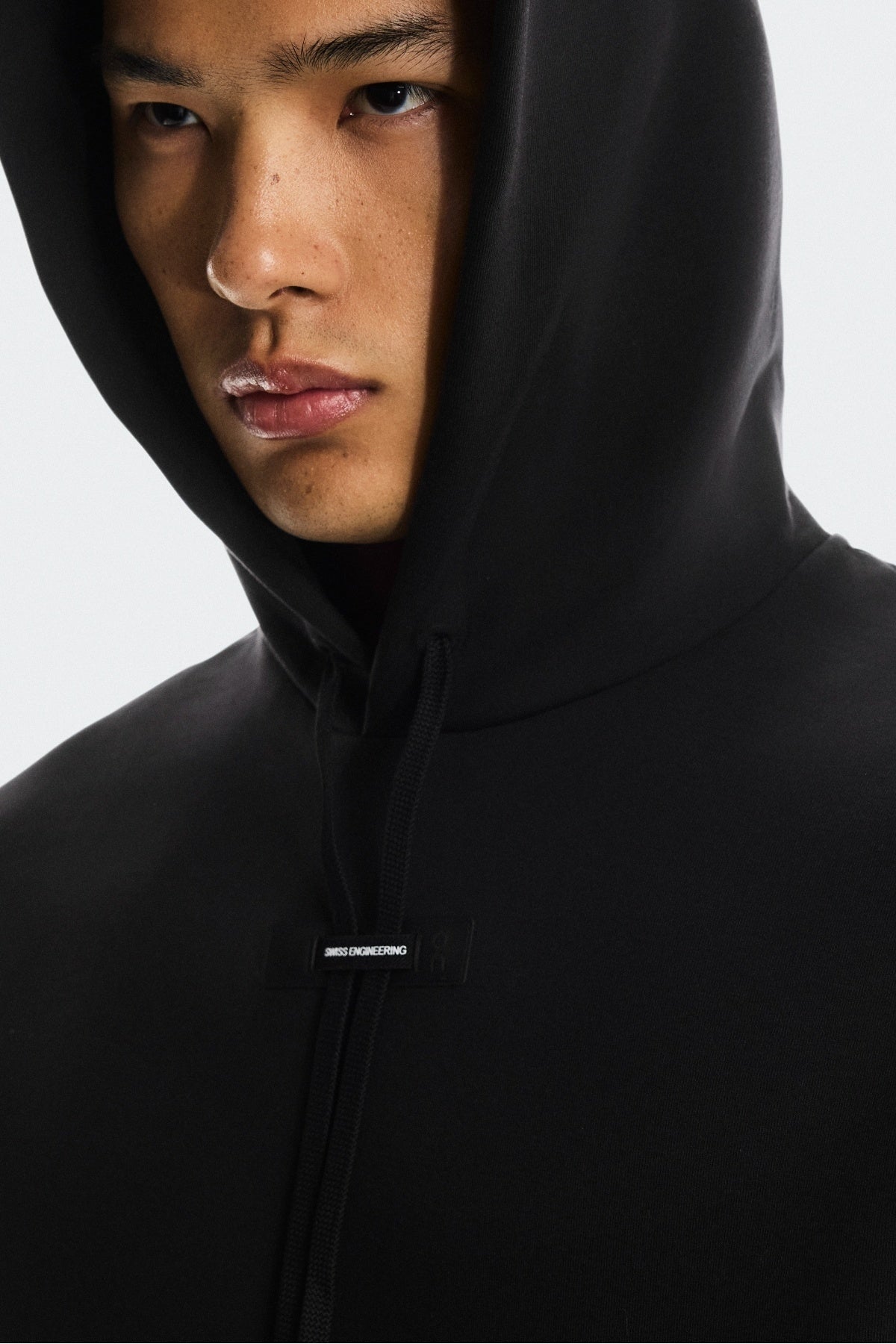 ON RUNNING FOCUS TECH HOODIE en color NEGRO (4)