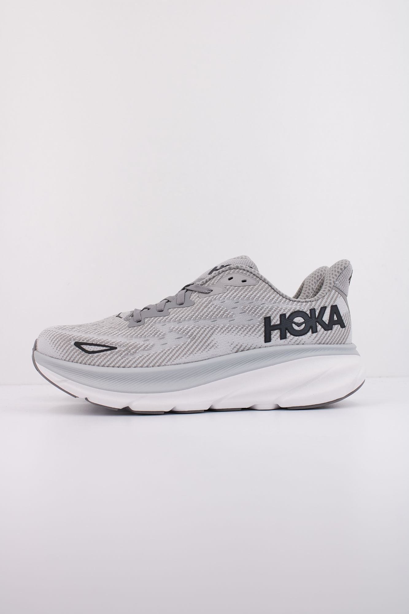 HOKA CLIFTON 9 en color GRIS (1)