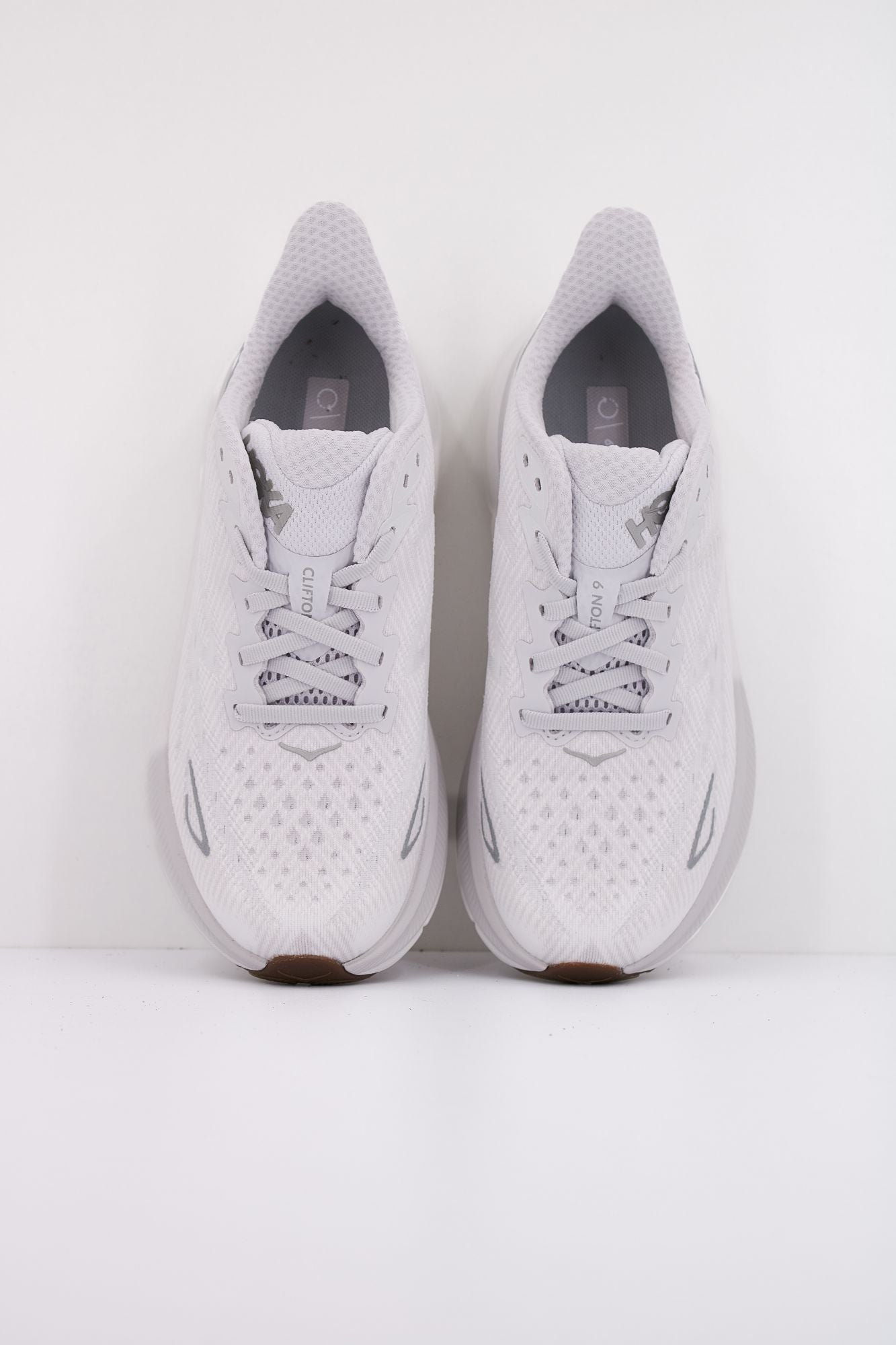 HOKA CLIFTON 9 en color GRIS (3)