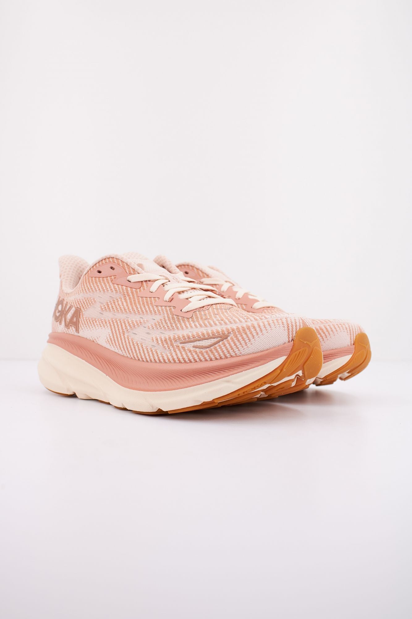 HOKA CLIFTON 9 en color ROSA (2)