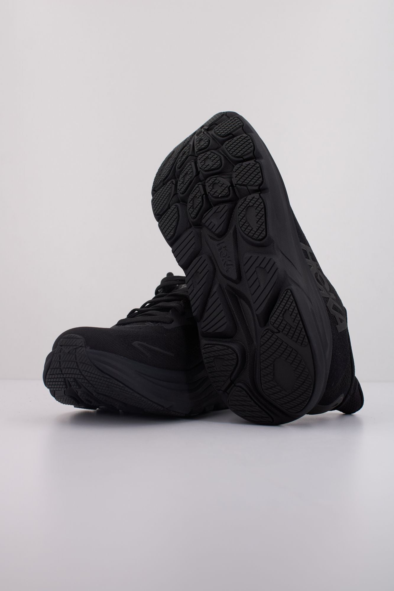 HOKA CLIFTON 10 en color NEGRO (5)