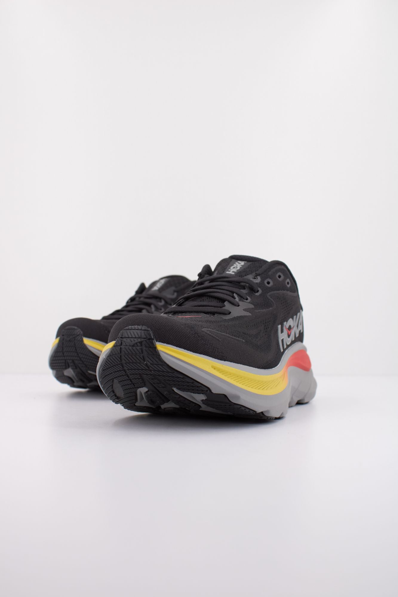 HOKA CLIFTON 10 en color NEGRO (2)