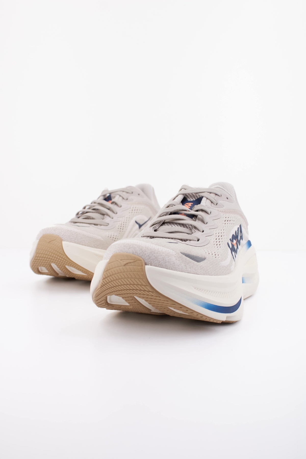 HOKA ZAPATILLA BONDI 9 en color BEIS (2)