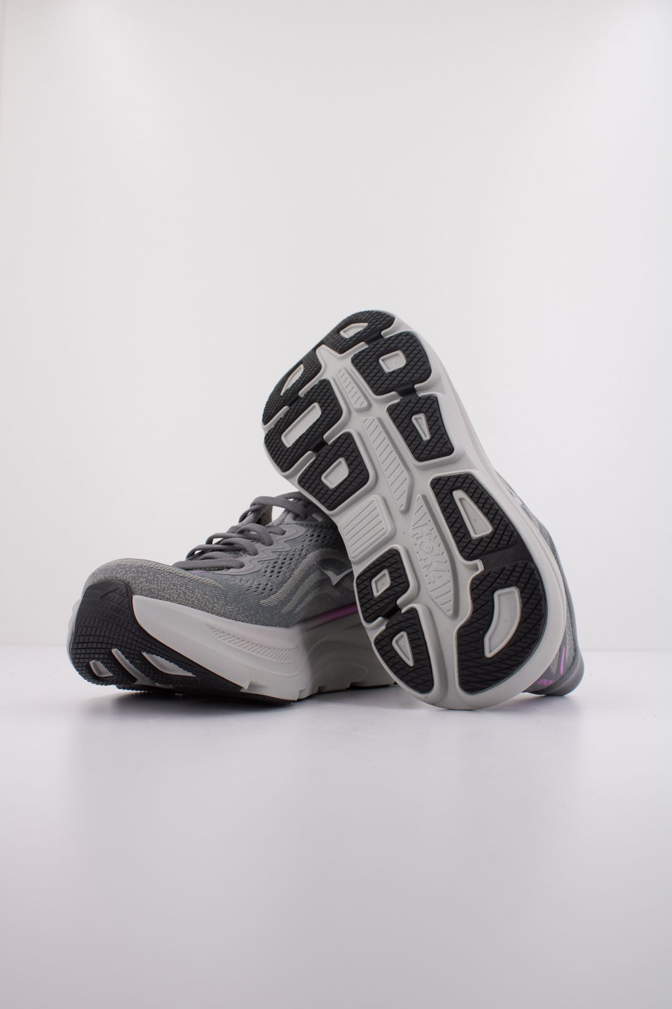 HOKA W BONDI 9 en color GRIS (5)