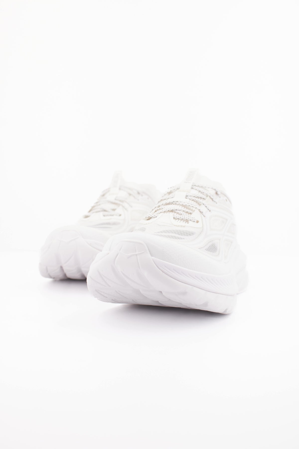 HOKA W MACH REMASTER en color BLANCO (2)