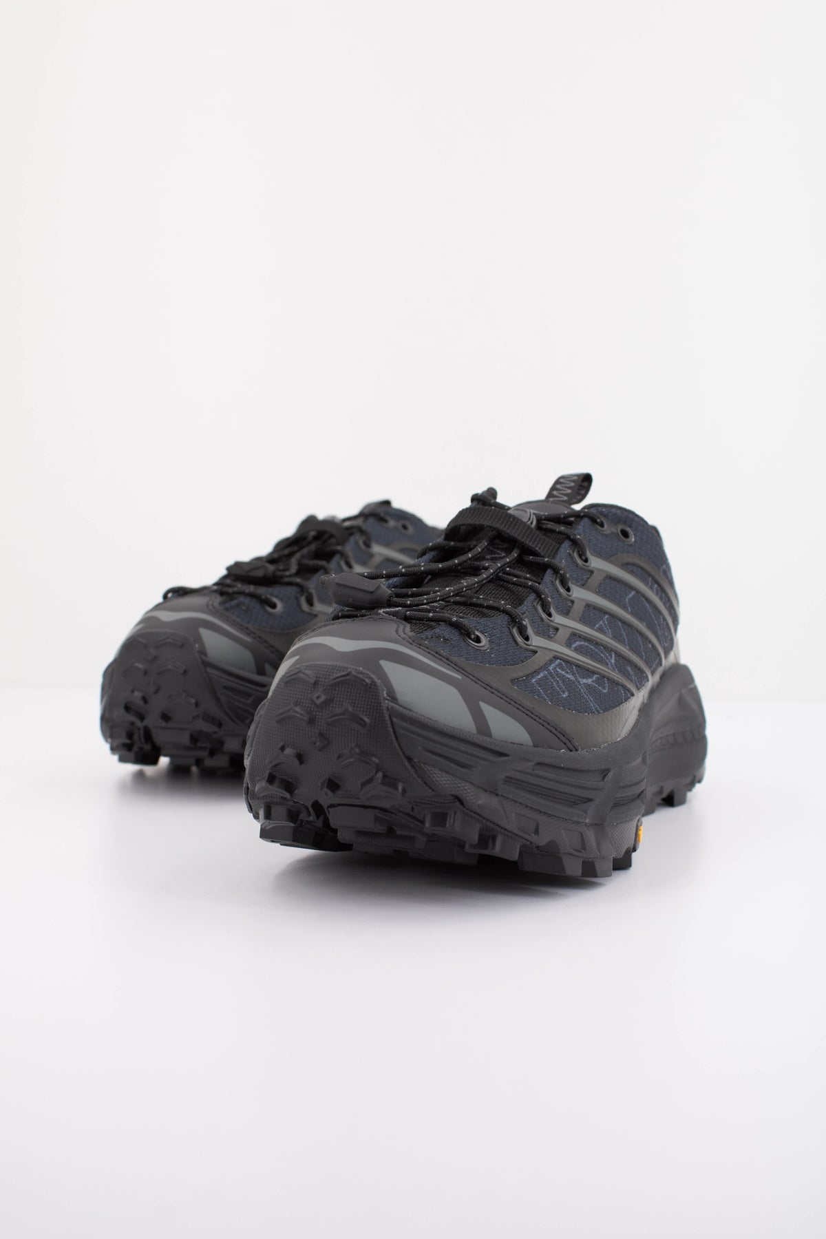 HOKA U MAFATE THREE2 en color NEGRO (2)