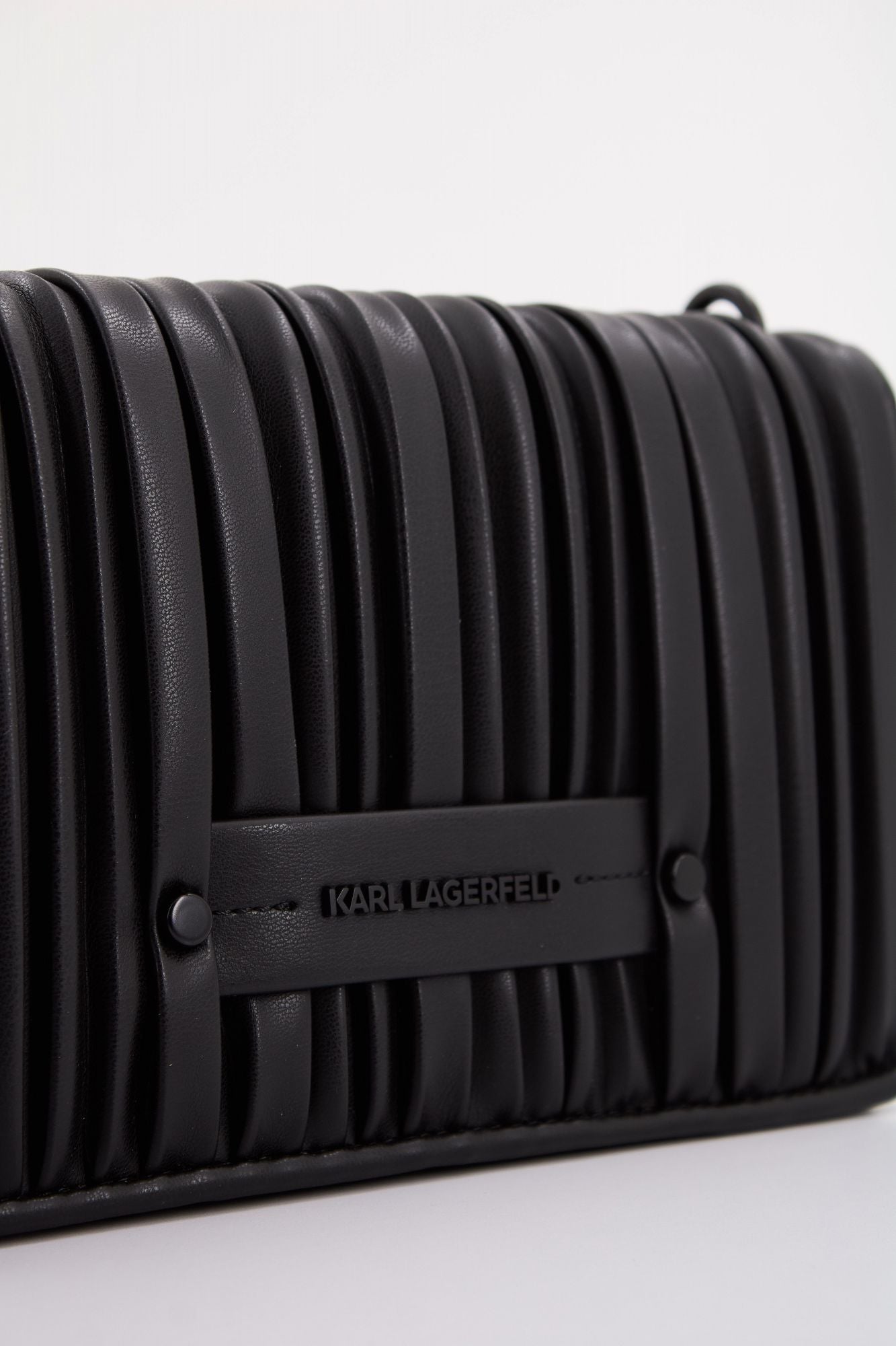 KARL LAGERFELD K/KUSHION SM FLAP CB en color NEGRO (4)