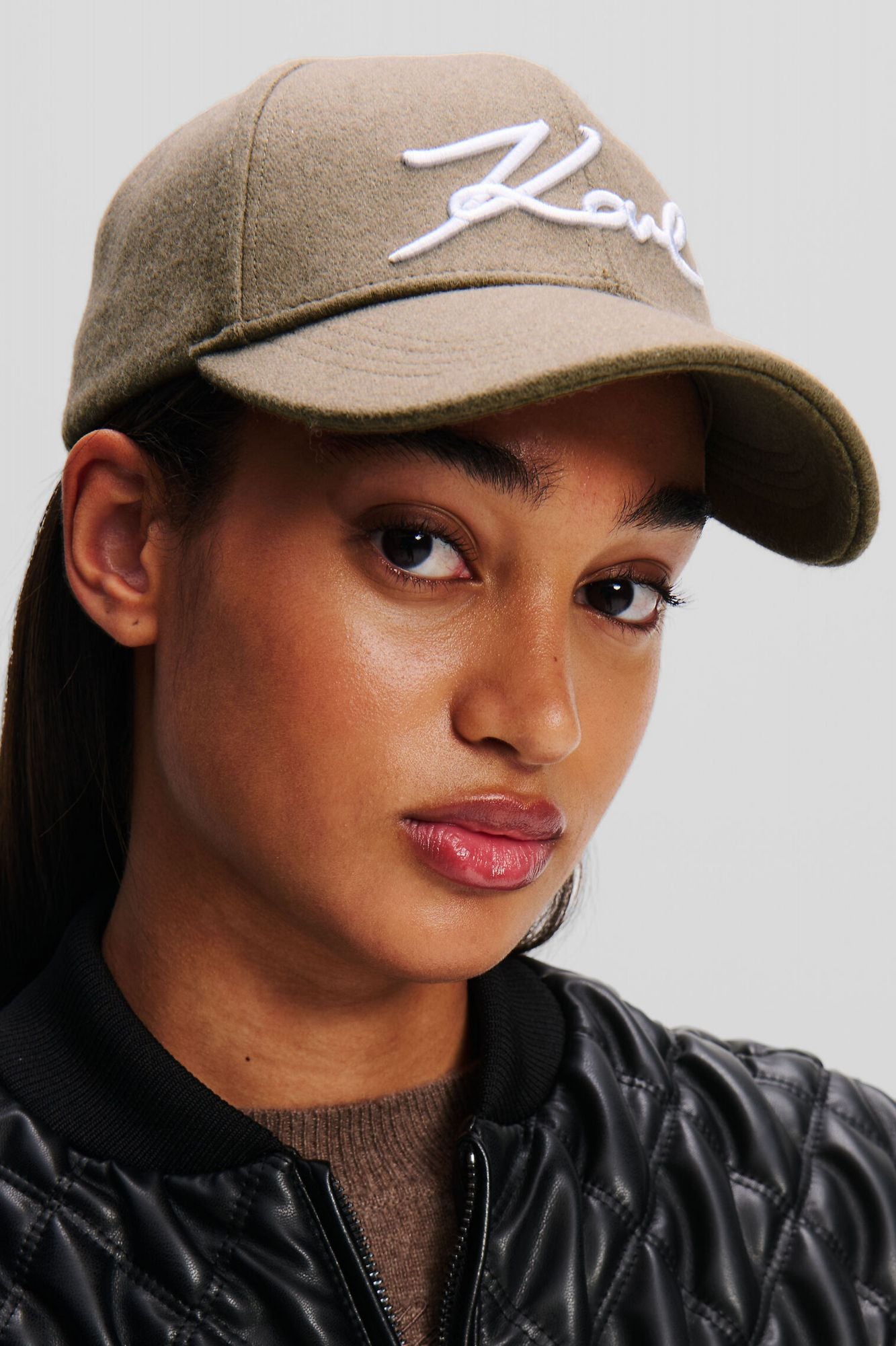 KARL LAGERFELD K/SIGNATURE WOOL CAP en color GRIS (4)