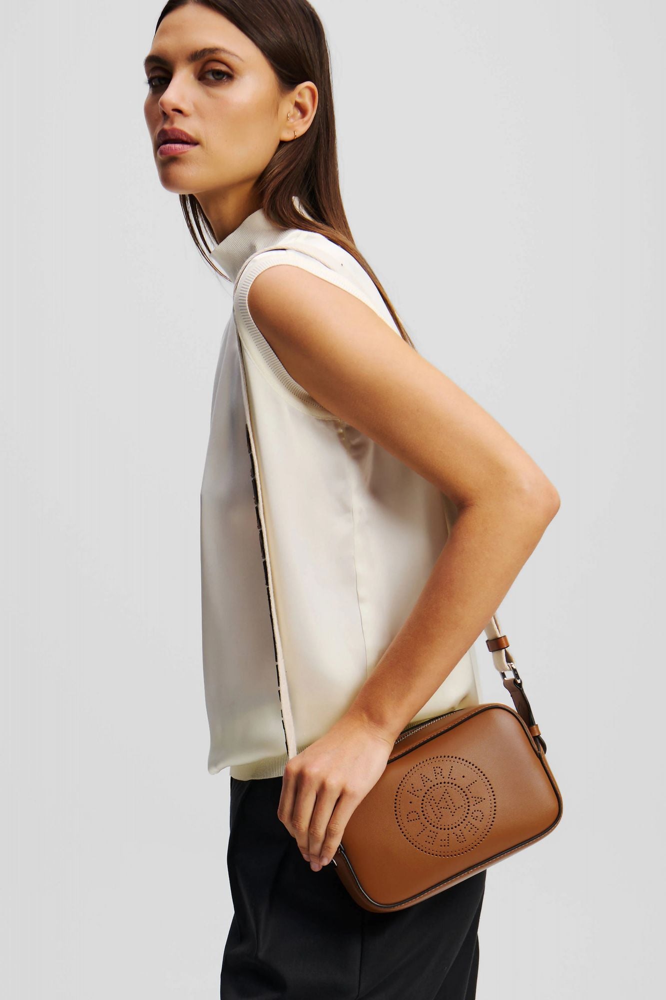 KARL LAGERFELD CIRLCE CAMERA BAG PERFORAT en color MARRON (2)