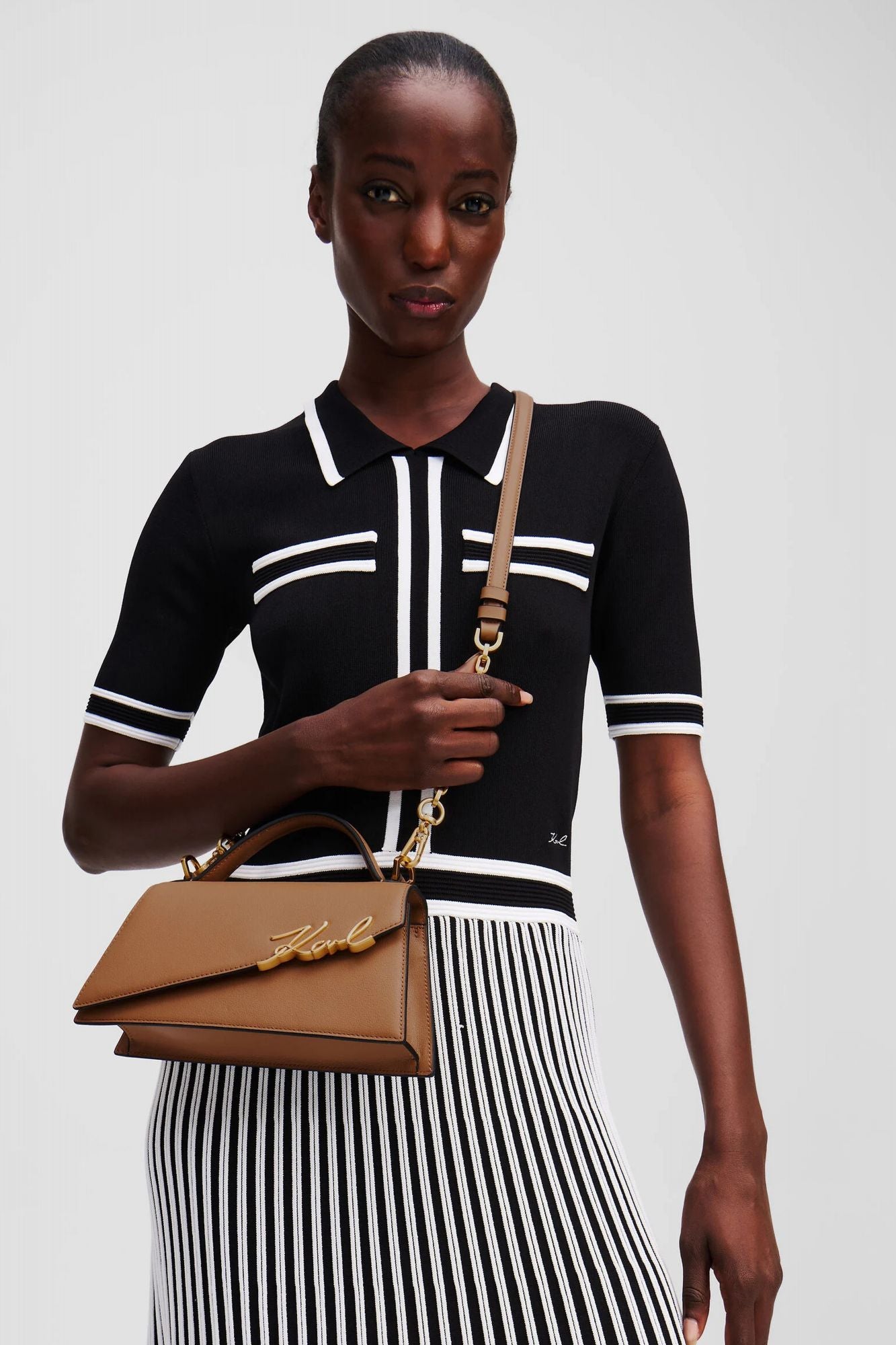 KARL LAGERFELD SIGNATURE SLIM CROSSBODY en color MARRON (4)