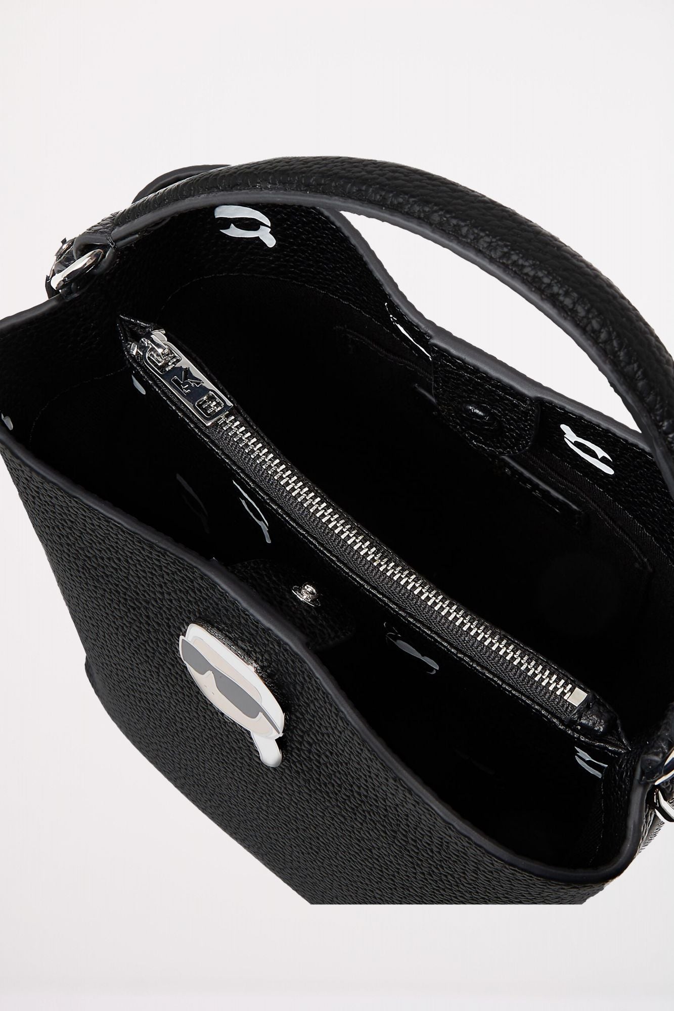 KARL LAGERFELD IKON PEBBLE BUKET BAG en color NEGRO (3)
