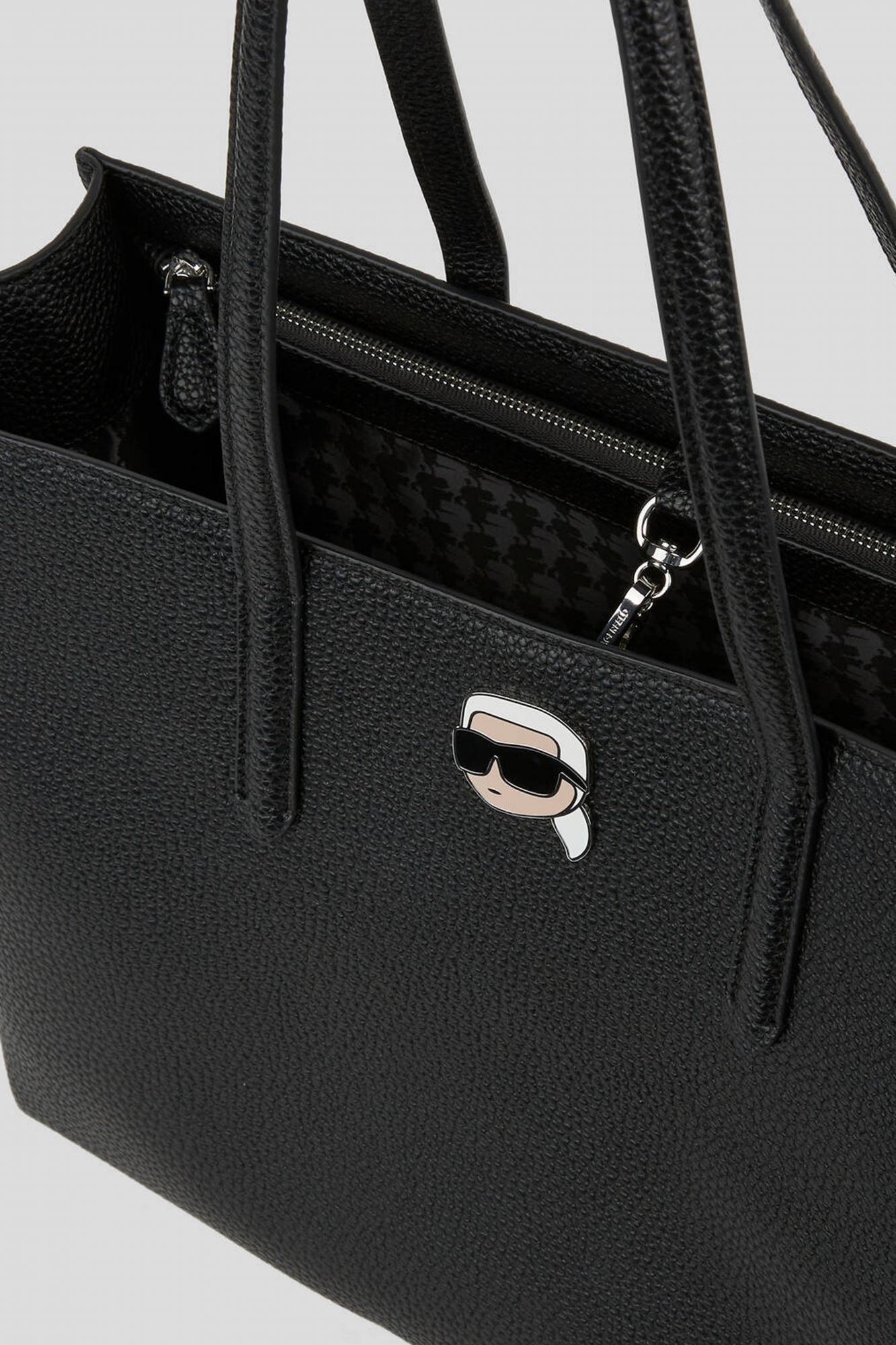 KARL LAGERFELD IKON PEBBLE LG TOTE en color NEGRO (3)