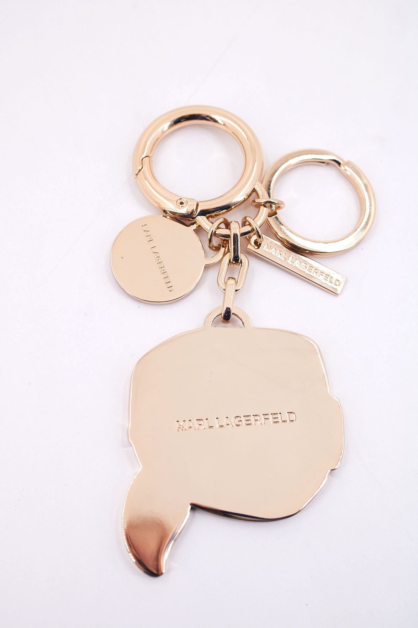 KARL LAGERFELD IKON CHARM KEYCHAIN en color ORO (2)