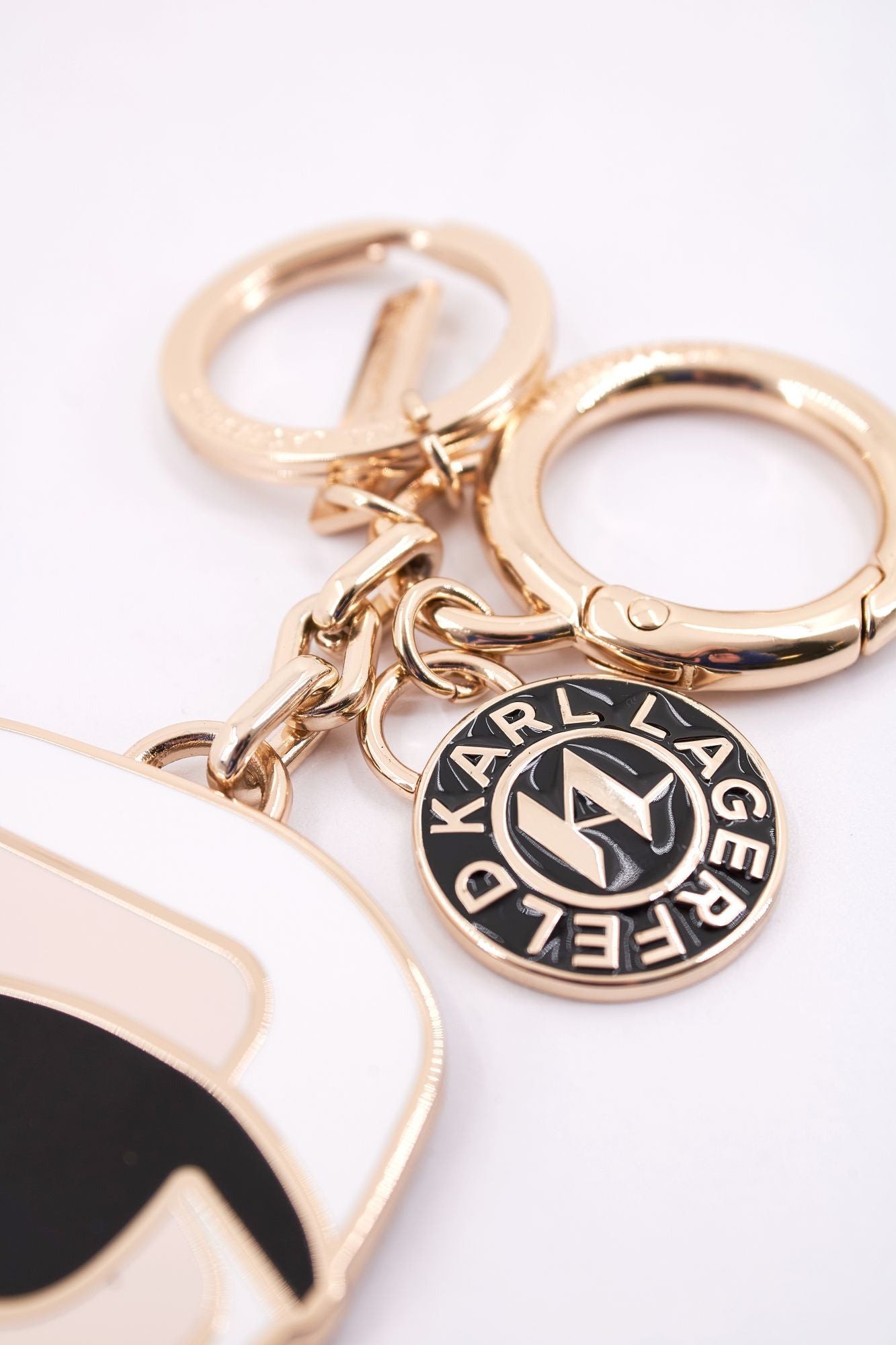 KARL LAGERFELD IKON CHARM KEYCHAIN en color ORO (3)