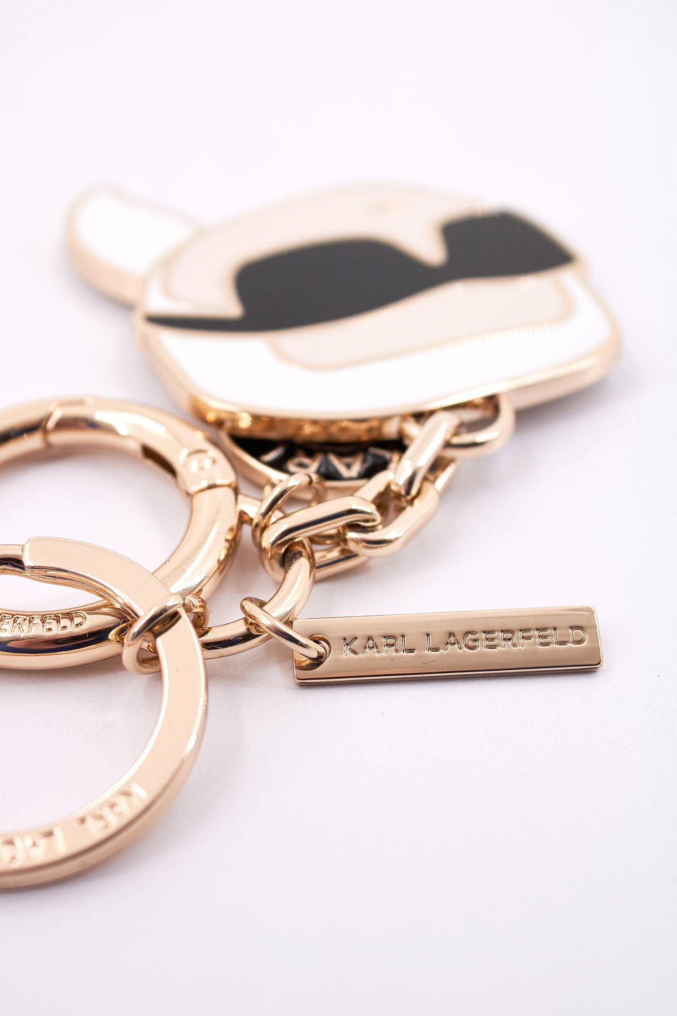 KARL LAGERFELD IKON CHARM KEYCHAIN en color ORO (4)