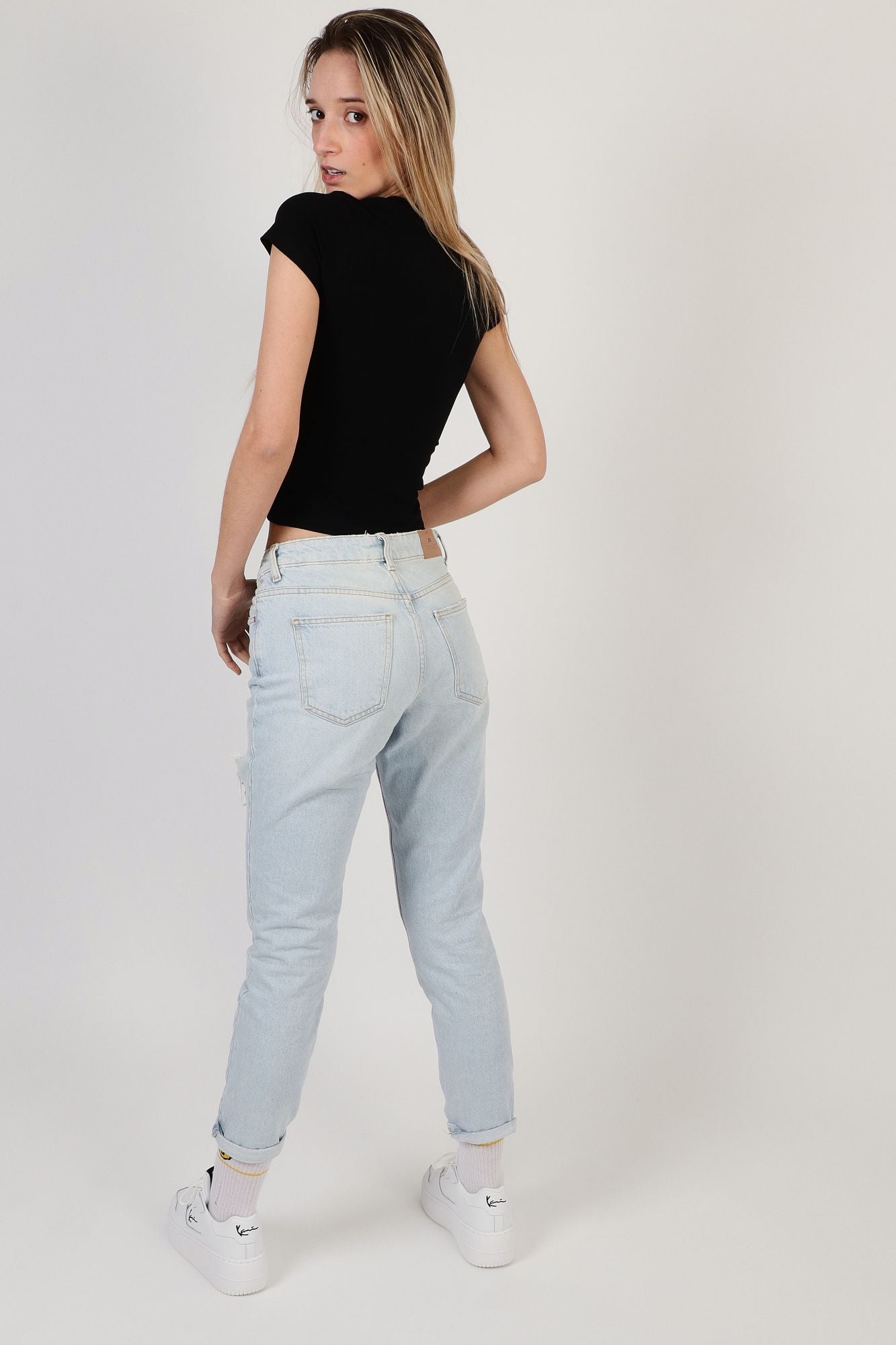 KARL KANI SIGNATURE SHORTS en color NEGRO (4)