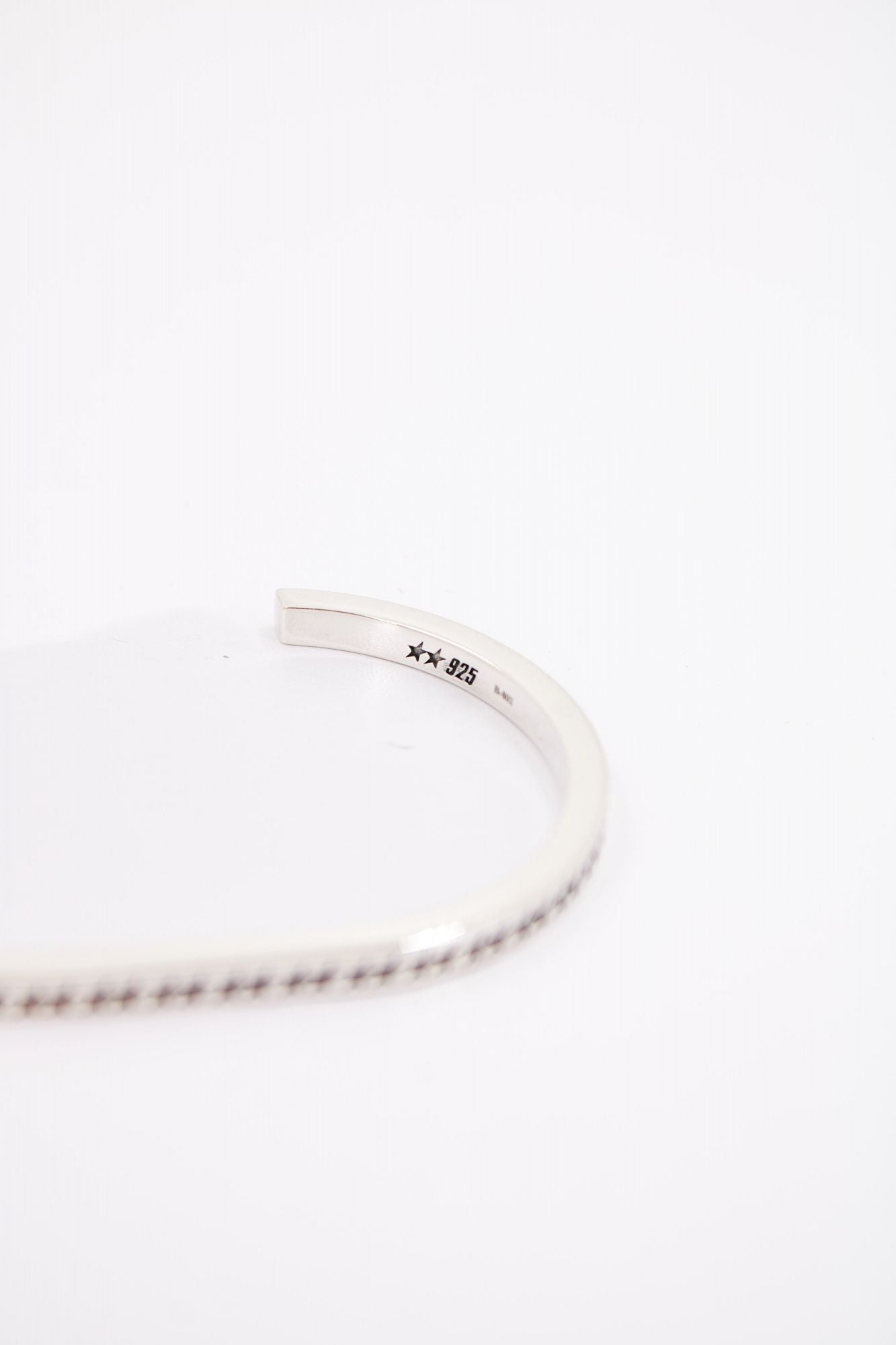 TWOJEYS ICON MONOGRAM BANGLE S en color PLATA (3)