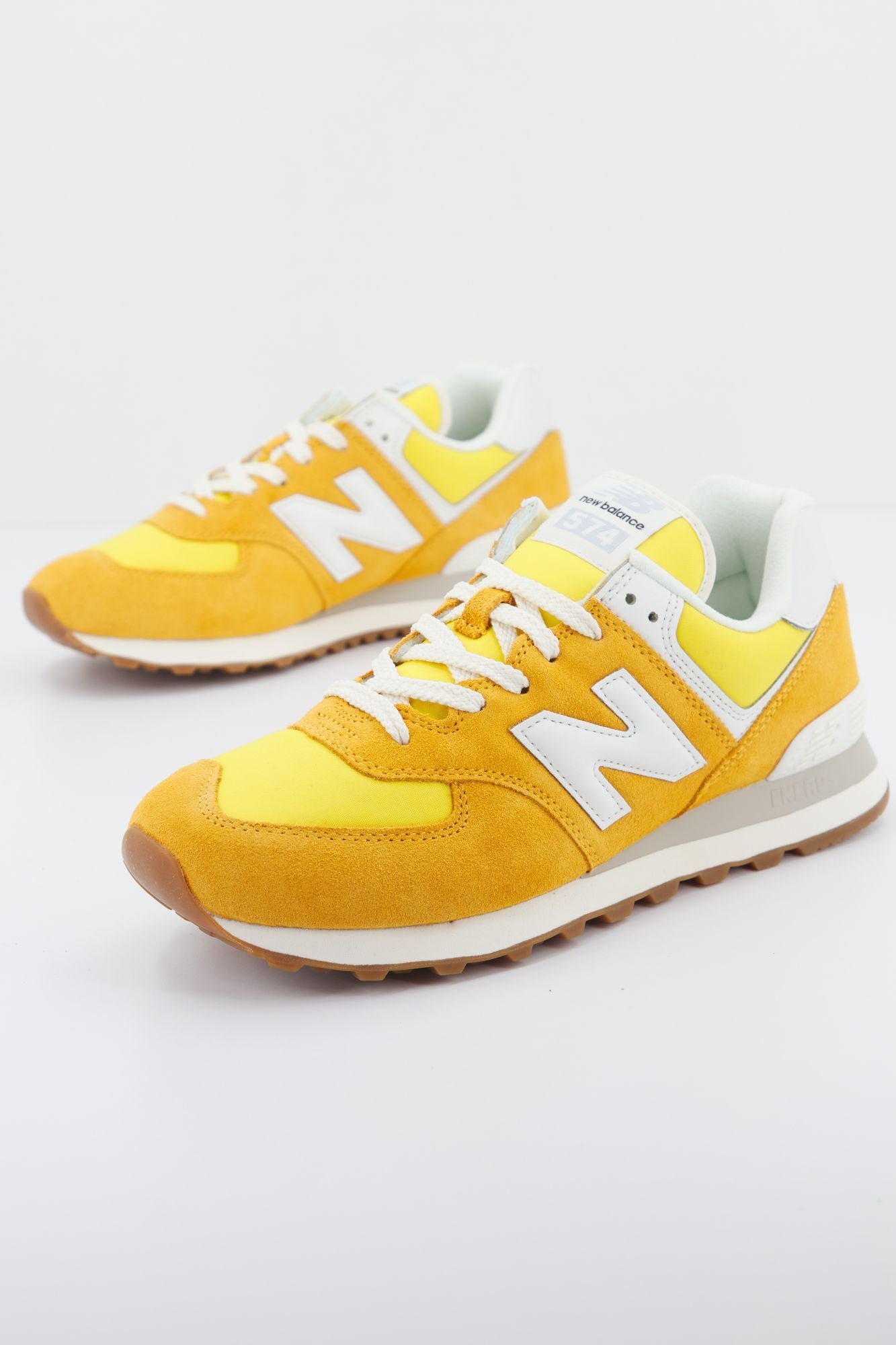 NEW BALANCE U574 RC2 en color NARANJA (2)