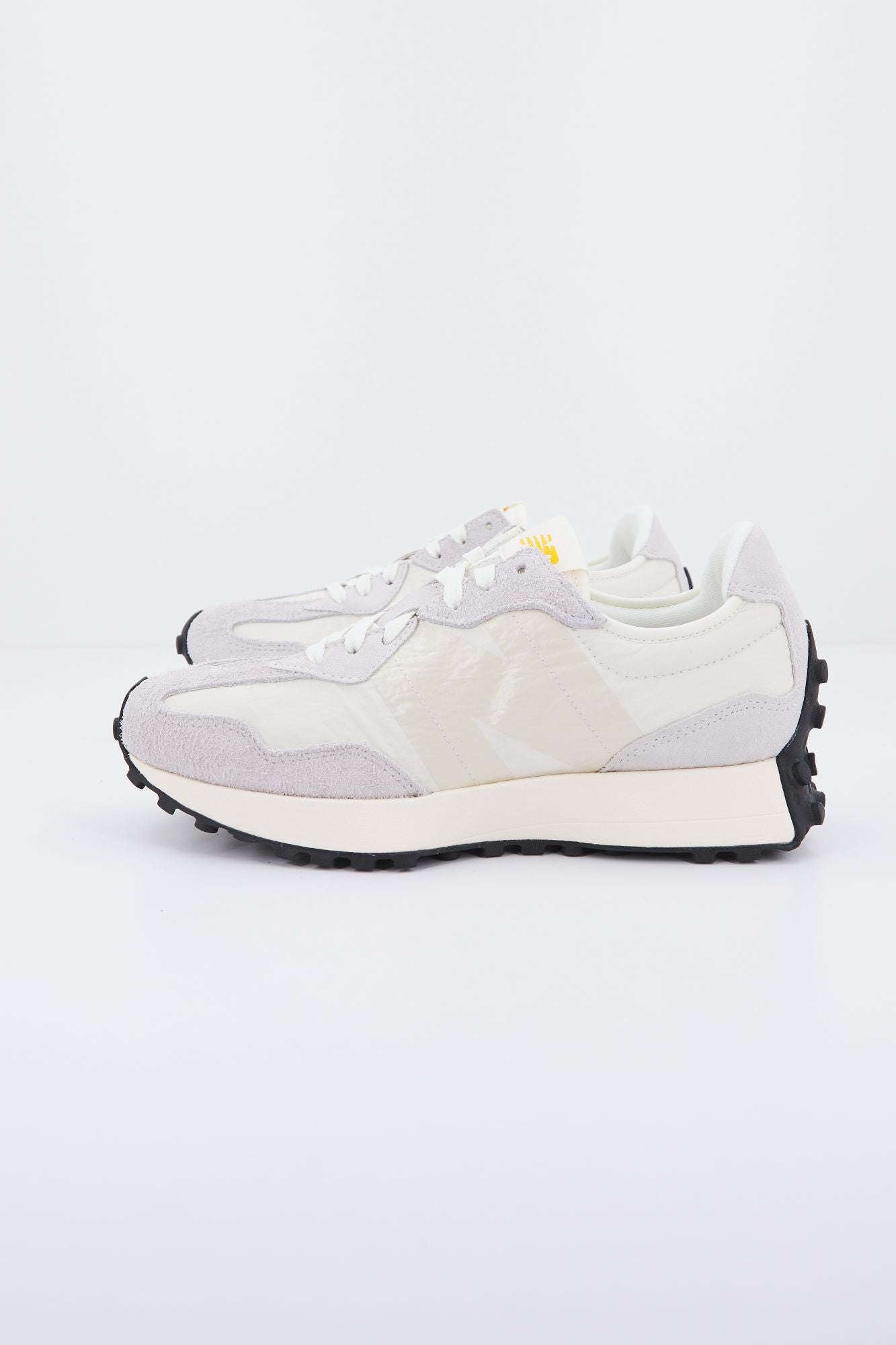 NEW BALANCE MS327 CJ en color BEIS (1)