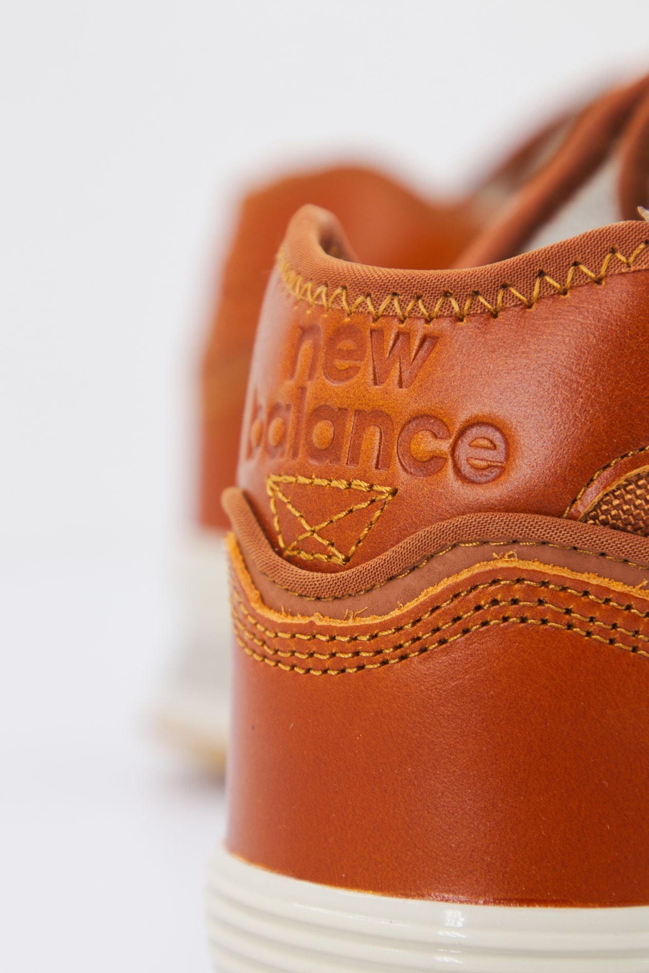 NEW BALANCE U574 HBB en color MARRON (4)
