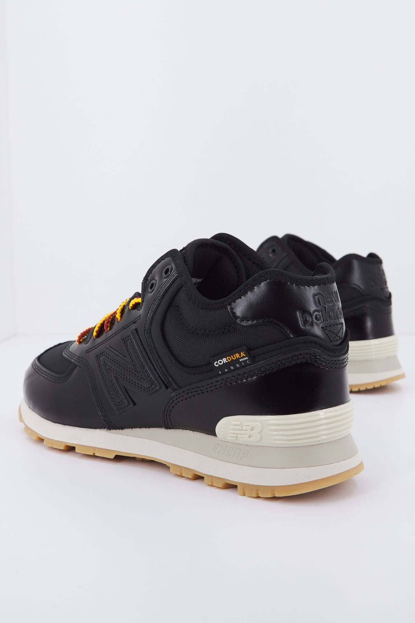 NEW BALANCE U574 HMZ en color NEGRO (3)