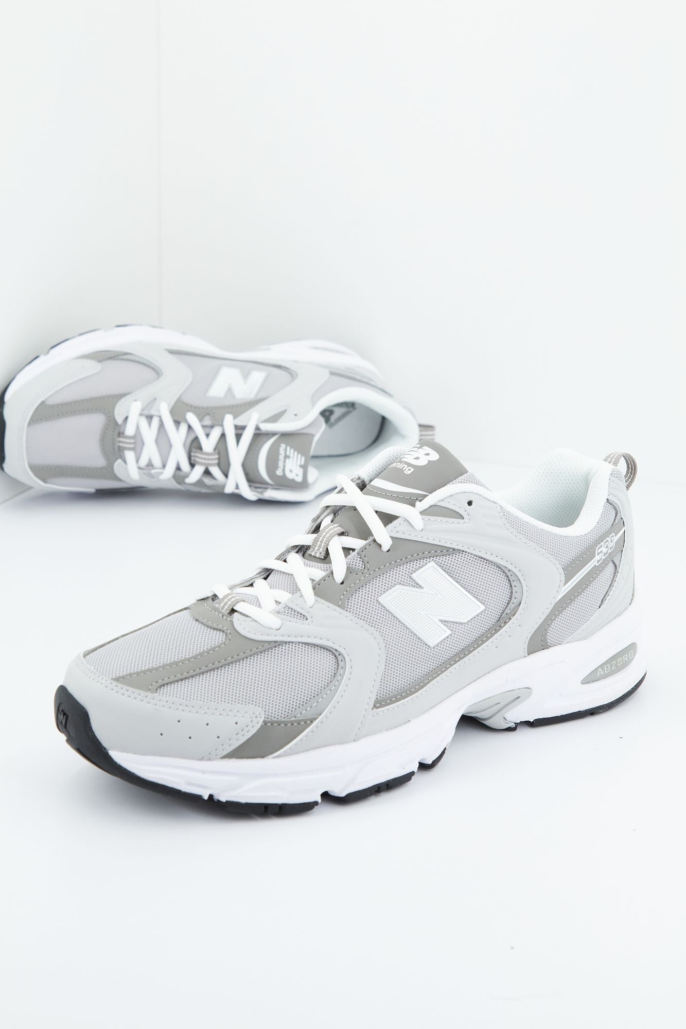 NEW BALANCE MR530 SMG en color GRIS (1)