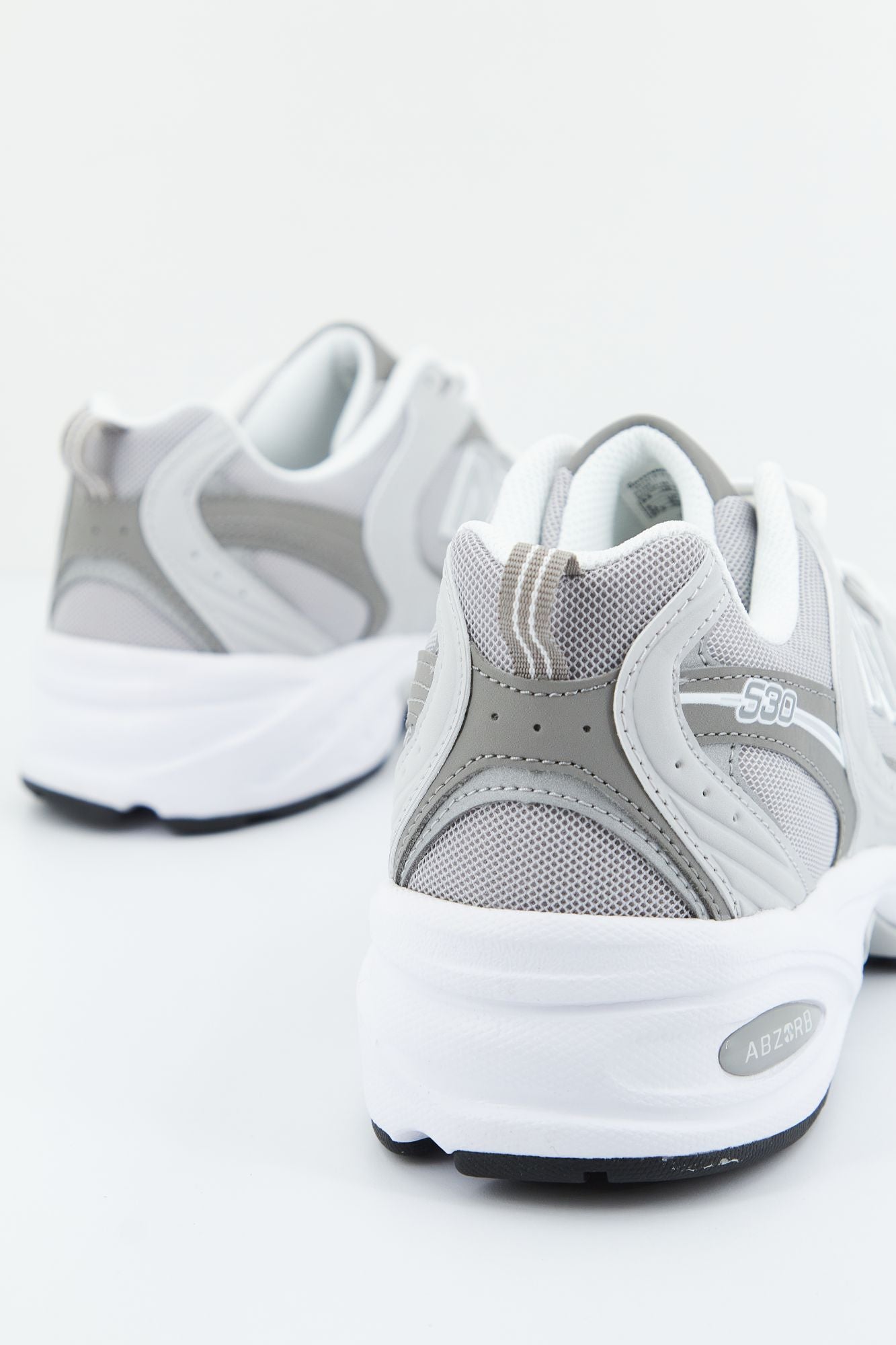 NEW BALANCE MR530 SMG en color GRIS (3)