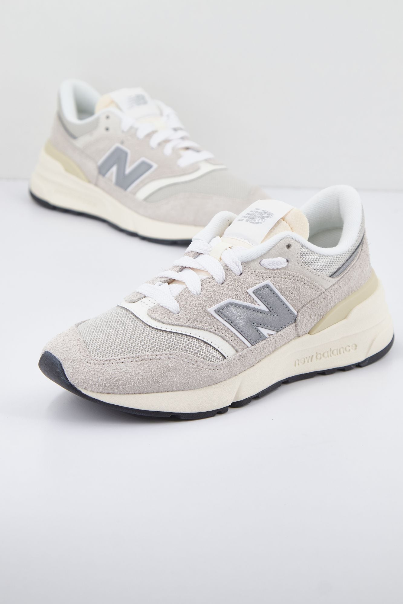 NEW BALANCE U997 RCE en color BEIS (1)