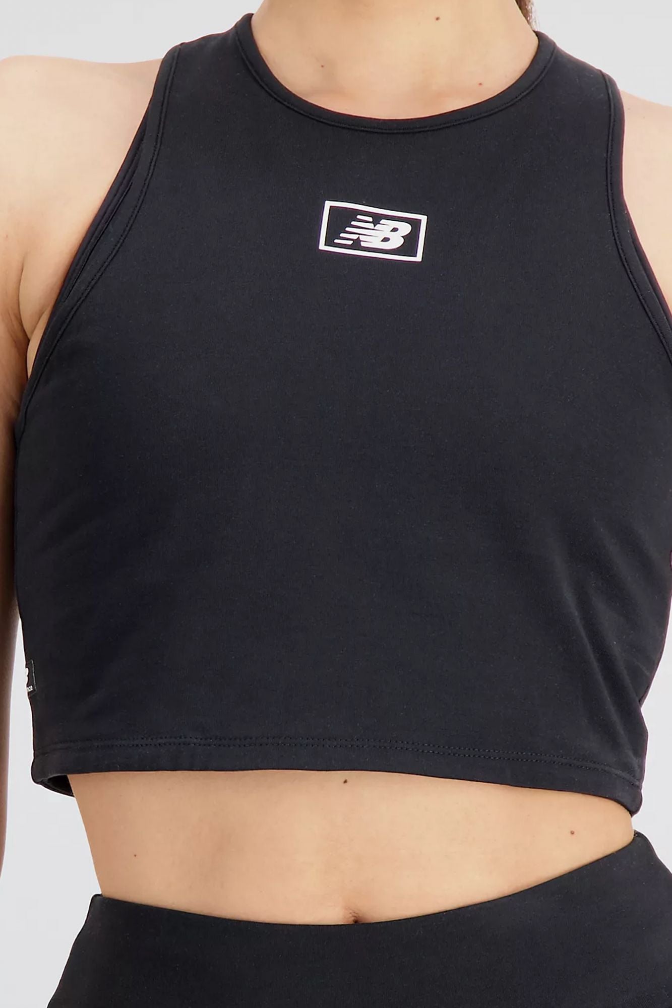 NEW BALANCE ESSENTIALS TOP en color NEGRO (4)