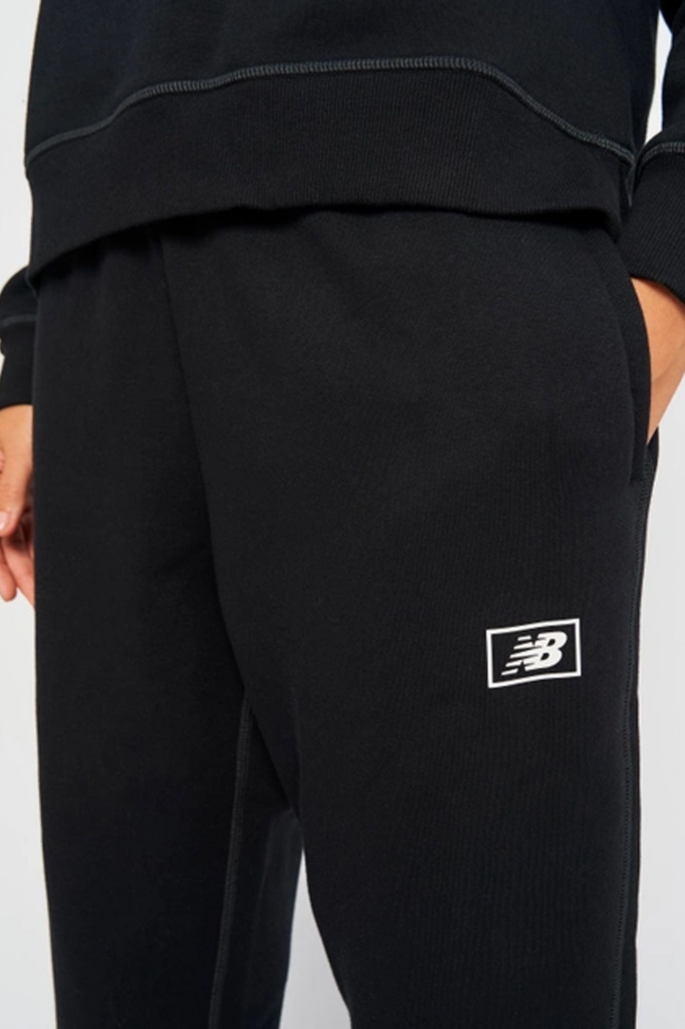 NEW BALANCE BRUSHED FLEECE PANT en color NEGRO (3)