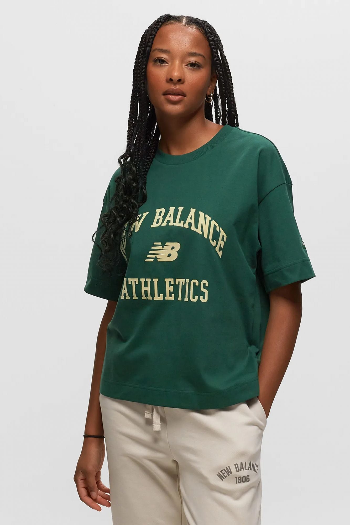 NEW BALANCE ATHLETICS VARSITY SHIRT en color VERDE (1)