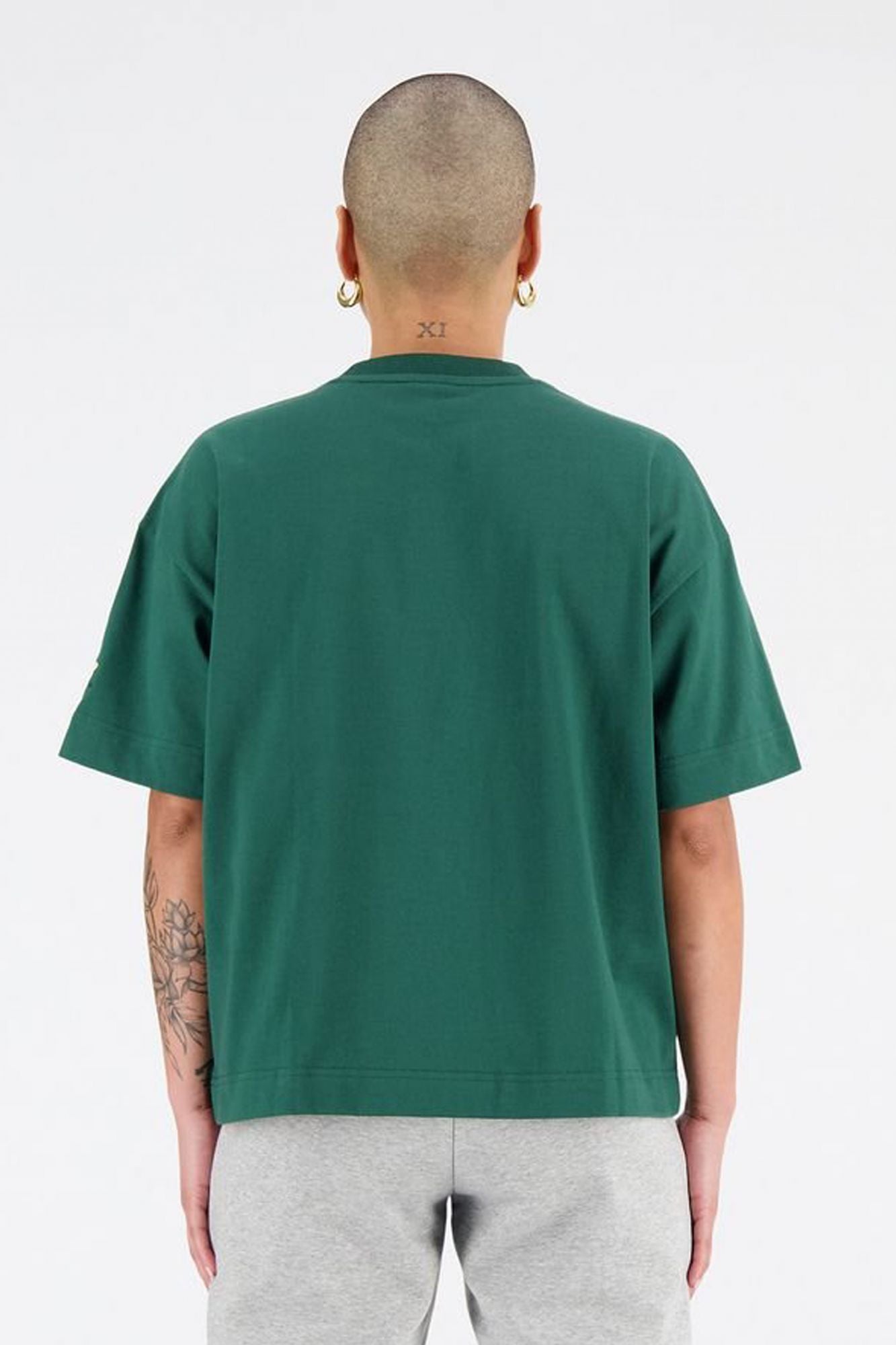 NEW BALANCE ATHLETICS VARSITY SHIRT en color VERDE (2)