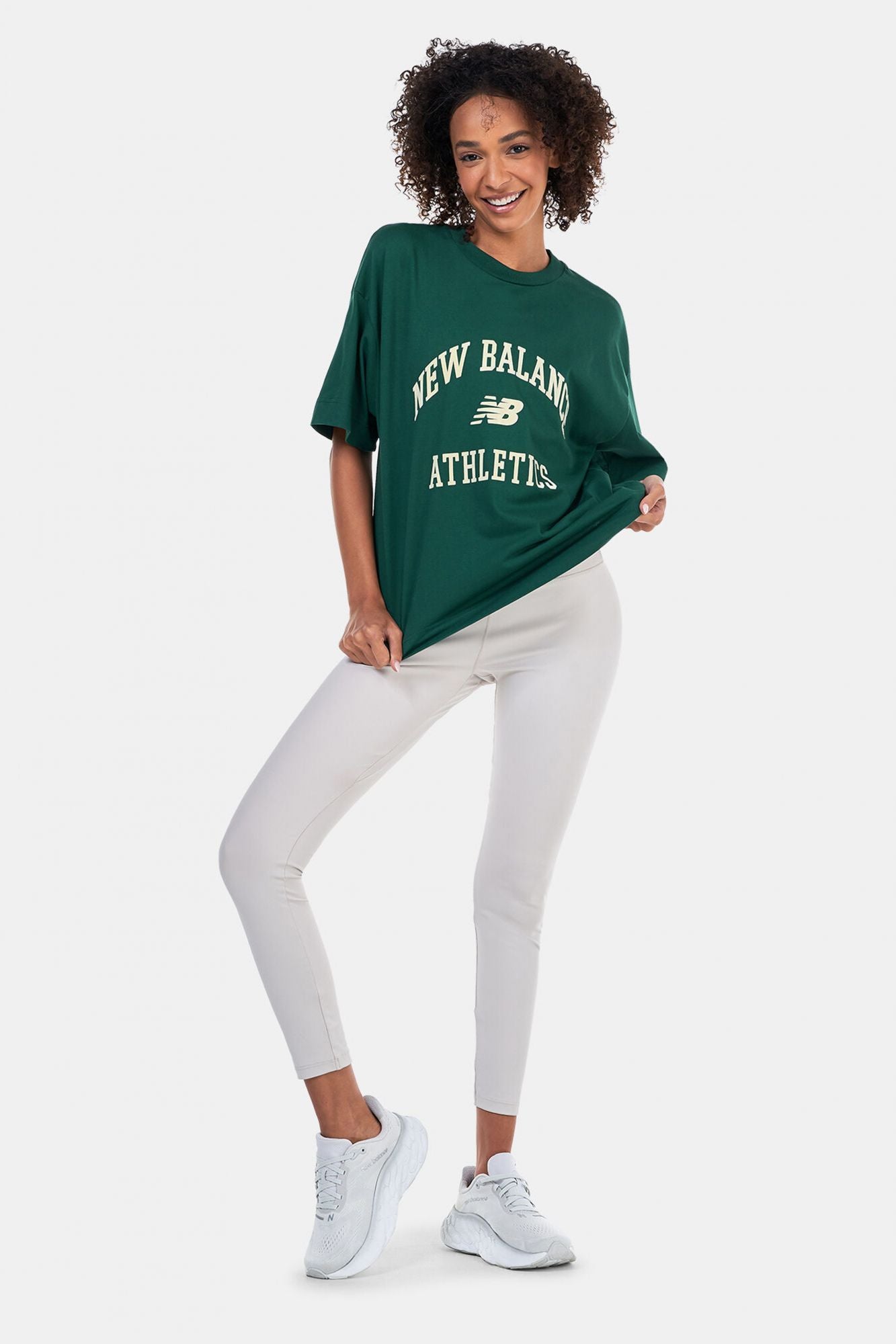 NEW BALANCE ATHLETICS VARSITY SHIRT en color VERDE (3)