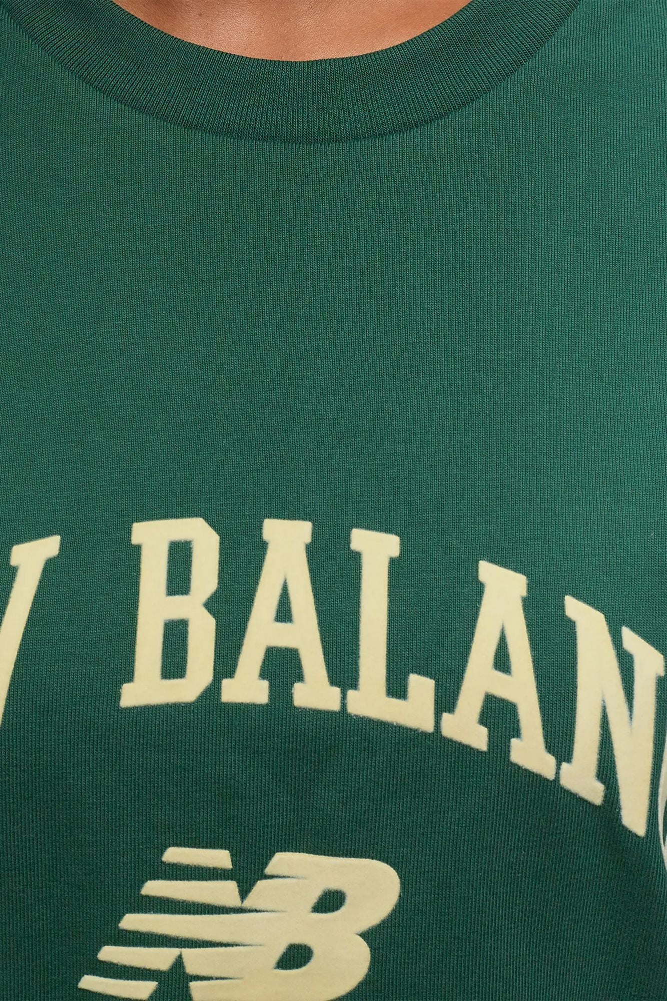 NEW BALANCE ATHLETICS VARSITY SHIRT en color VERDE (4)