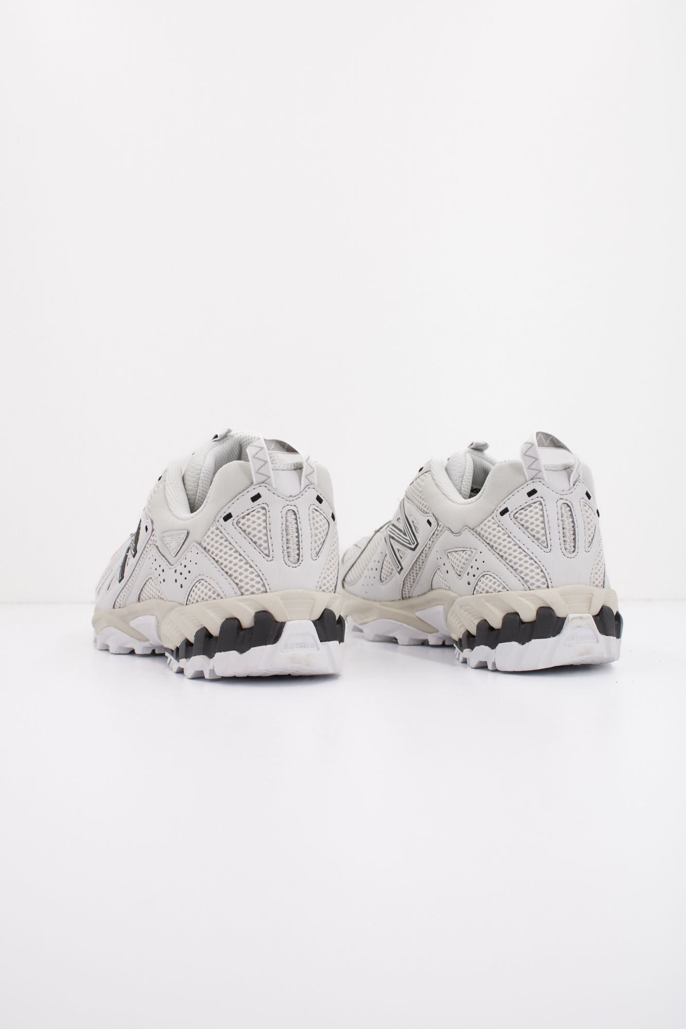 NEW BALANCE ML610 TBA en color BLANCO (3)