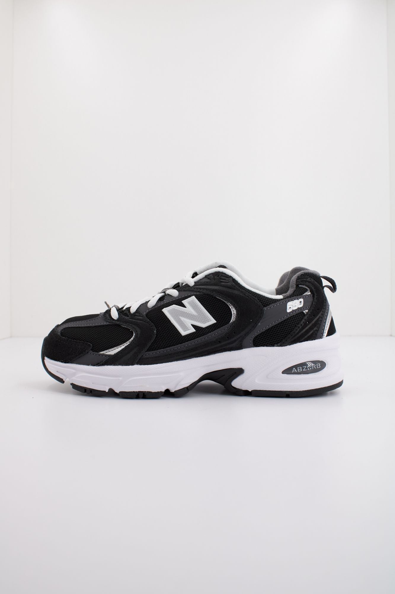 NEW BALANCE MR530 CC en color NEGRO (1)