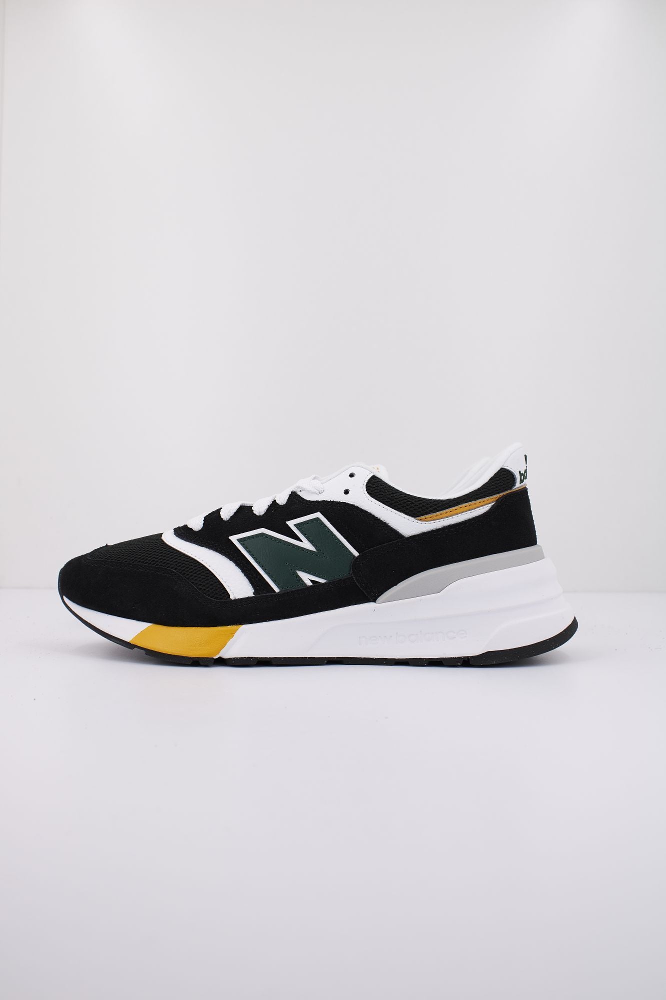 NEW BALANCE U997 REC en color NEGRO (1)