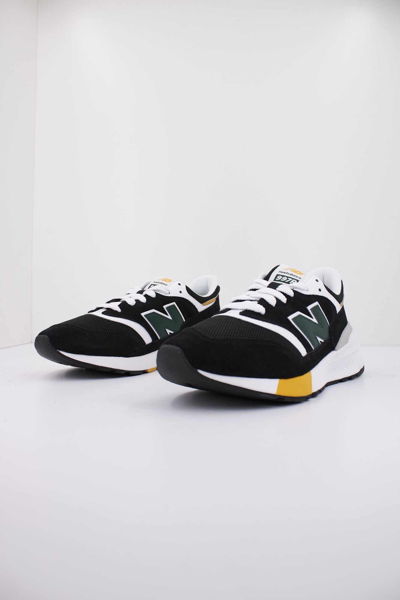 NEW BALANCE U997 REC en color NEGRO (2)