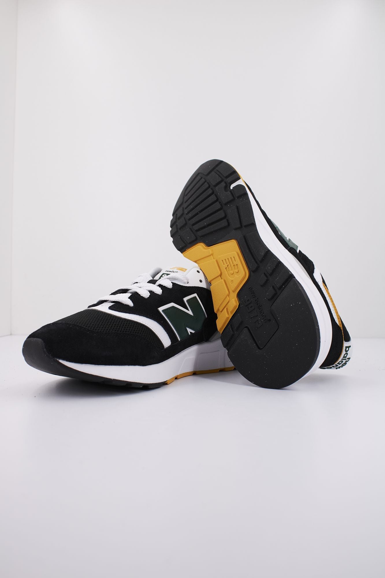 NEW BALANCE U997 REC en color NEGRO (4)