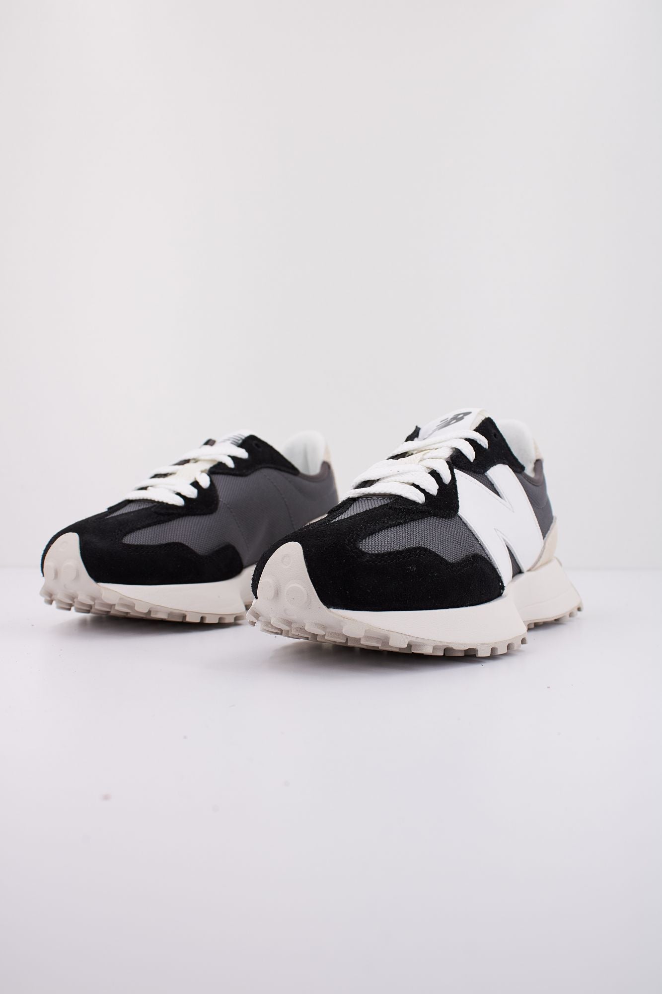NEW BALANCE U327 FE en color NEGRO (2)