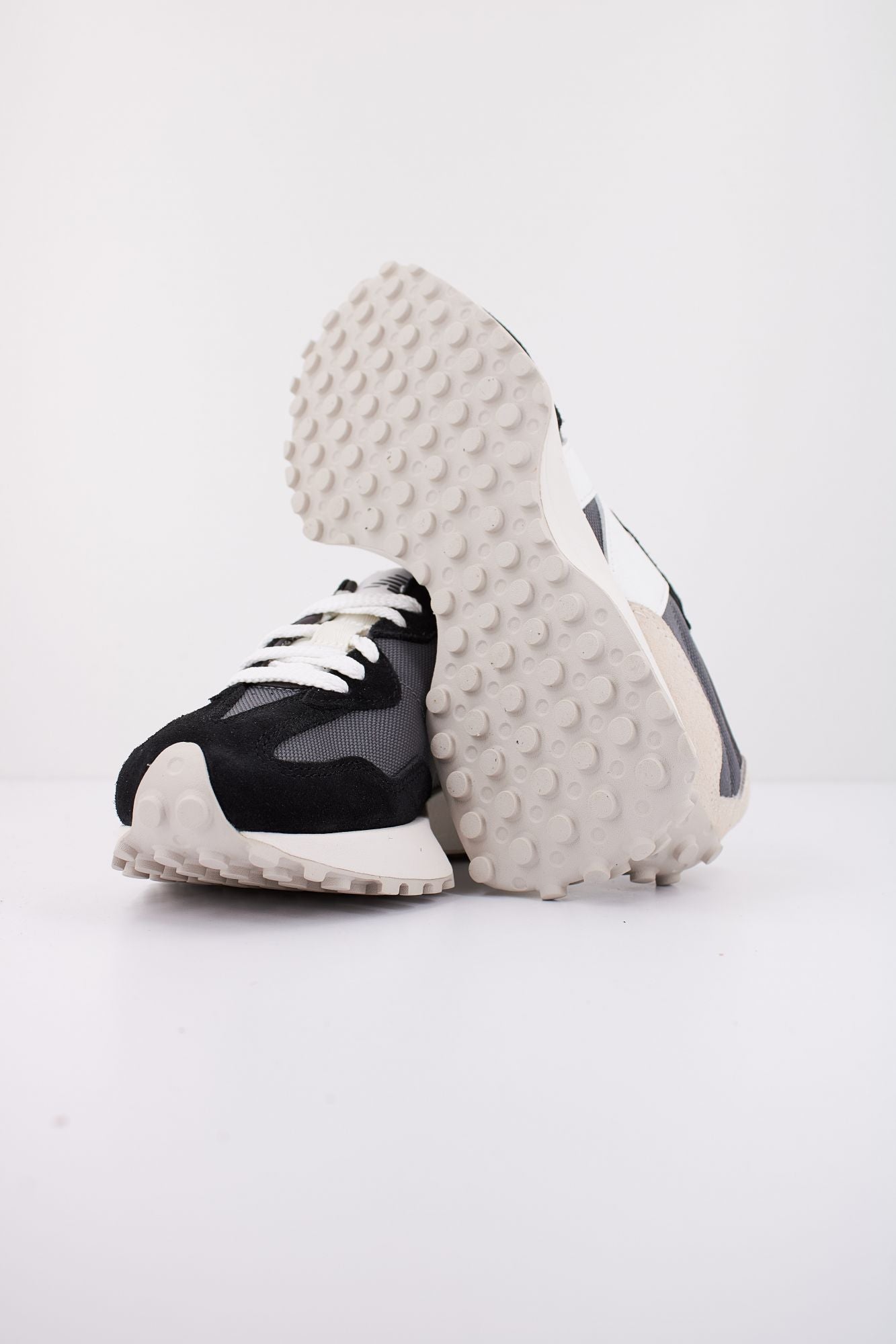 NEW BALANCE U327 FE en color NEGRO (4)